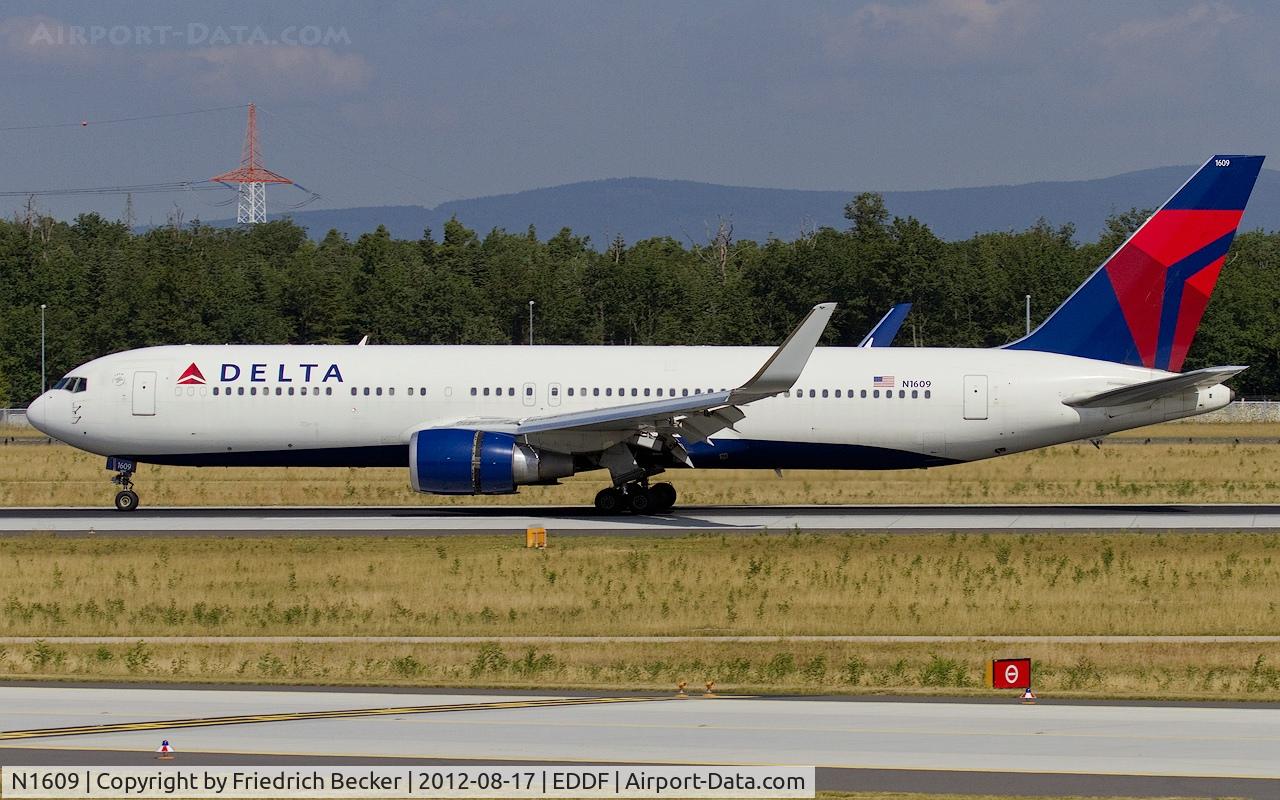N1609, 2000 Boeing 767-332 C/N 30574, decelerating after touchdown
