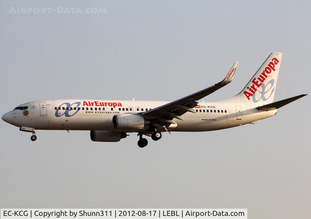 EC-KCG, 2007 Boeing 737-85P C/N 33981, Landing rwy 25R with small additional 'Disneyland 20th anniversary' patch on cockpit