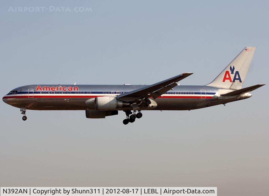 N392AN, 1998 Boeing 767-323 C/N 29429, Landing rwy 25R