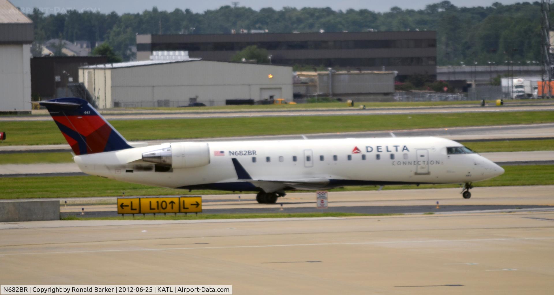 N682BR, 2002 Bombardier CRJ-200ER (CL-600-2B19) C/N 7691, Taxi
ATL