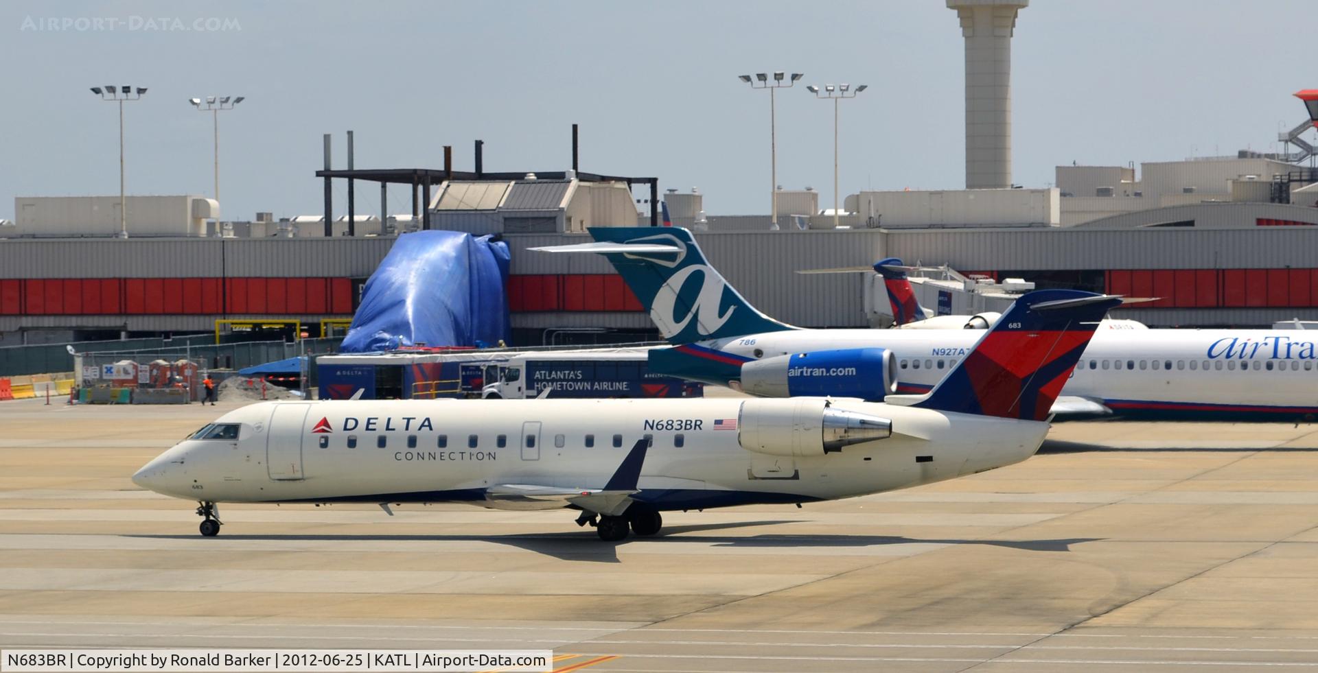 N683BR, 2002 Bombardier CRJ-200ER (CL-600-2B19) C/N 7692, Taxi ATL