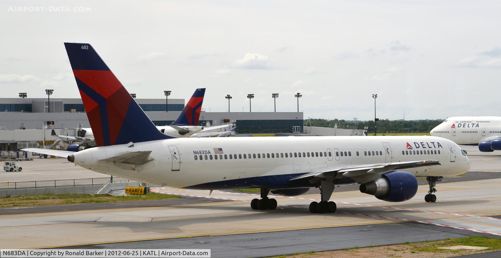 N683DA, 1993 Boeing 757-232 C/N 27103, Taxi ATL