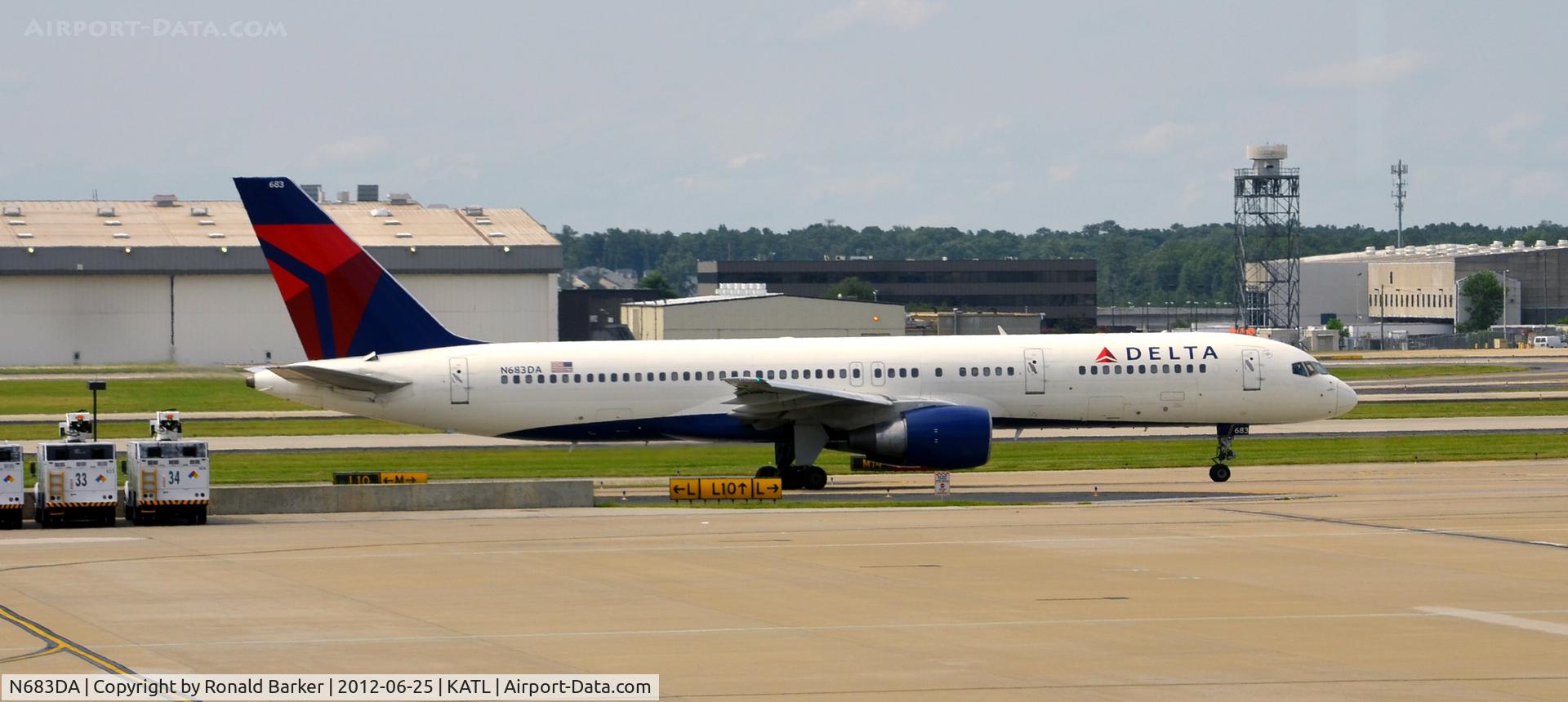 N683DA, 1993 Boeing 757-232 C/N 27103, Taxi ATL