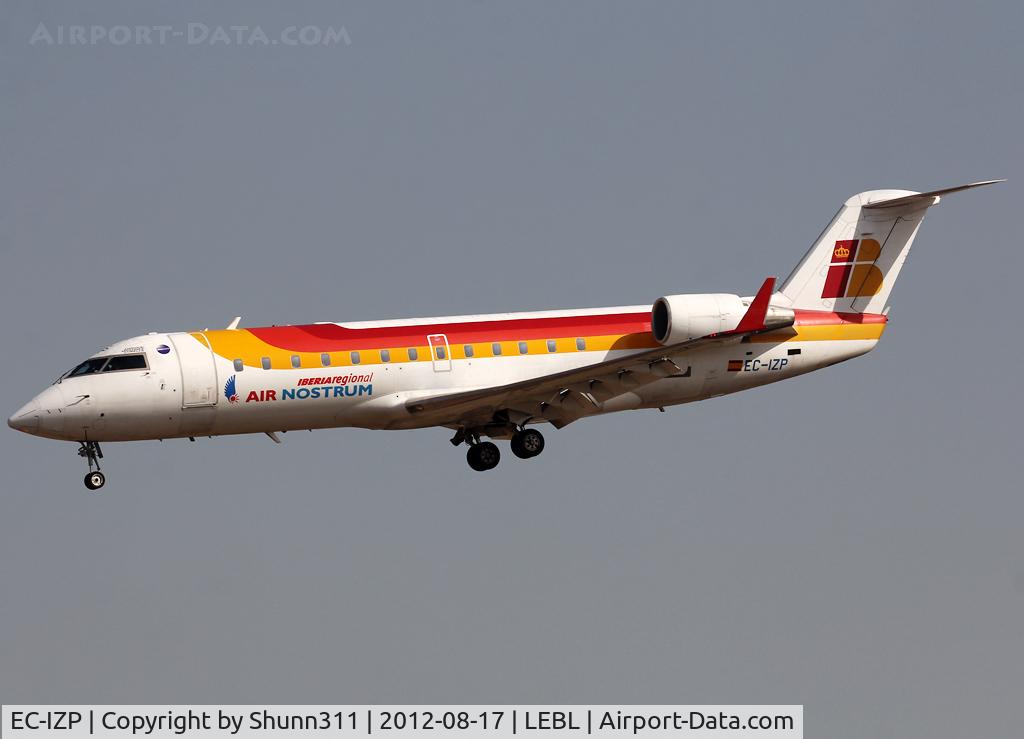 EC-IZP, 2004 Bombardier CRJ-200ER (CL-600-2B19) C/N 7950, Landing rwy 25R