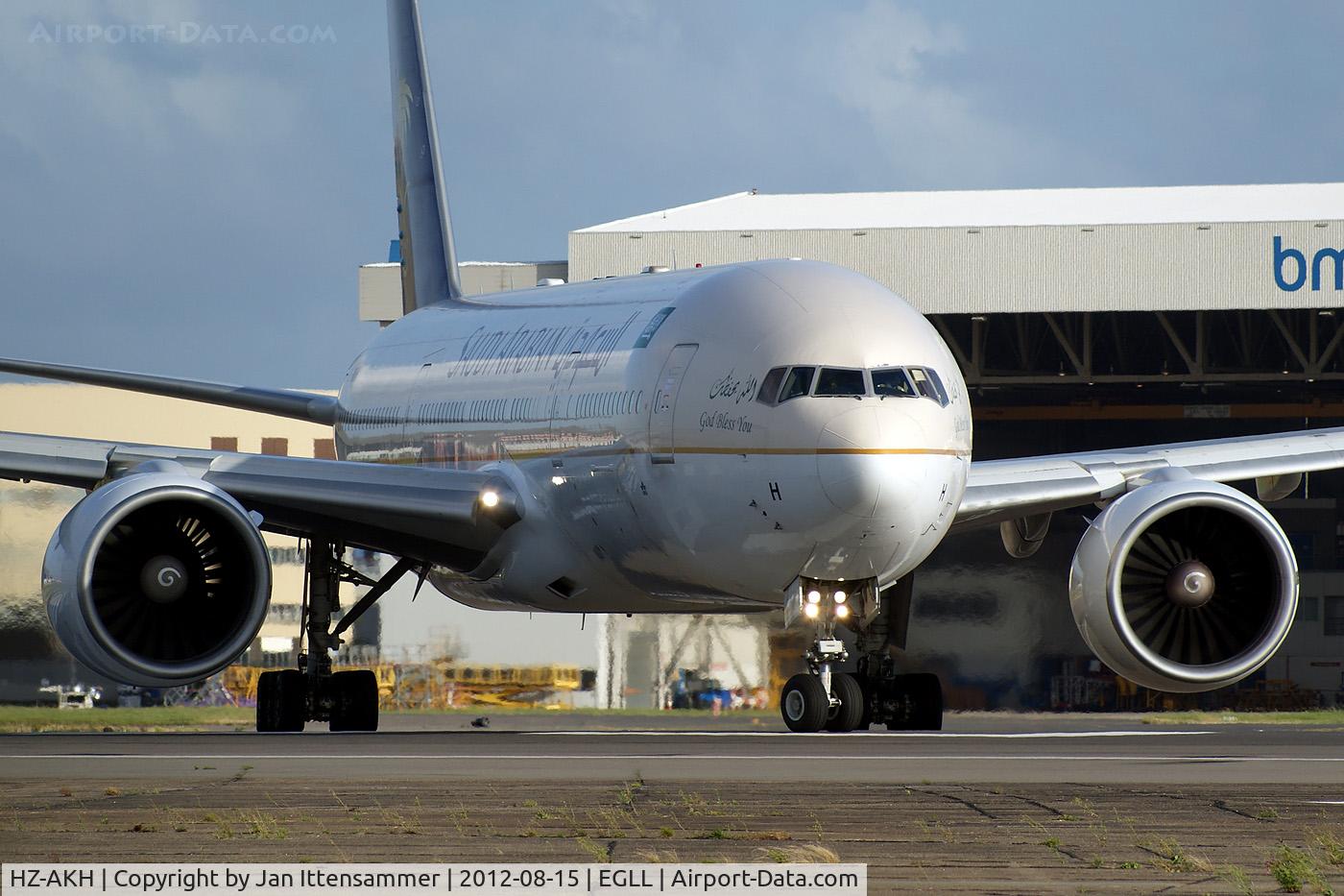 HZ-AKH, 1998 Boeing 777-268/ER C/N 28351, HZ-AKH @ EGLL