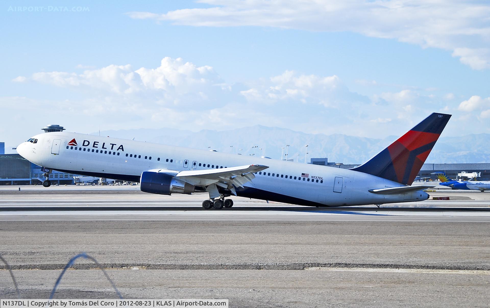 N137DL, 1991 Boeing 767-332 C/N 25306, N137DL Delta Air Lines Boeing 767-332 N137DL (cn 25306/392) Airplane Tailstrike Protection System - The tail crash the runway. Las Vegas - McCarran International (LAS / KLAS)
USA - Nevada, August 23, 2012
Photo: Tomás Del Coro