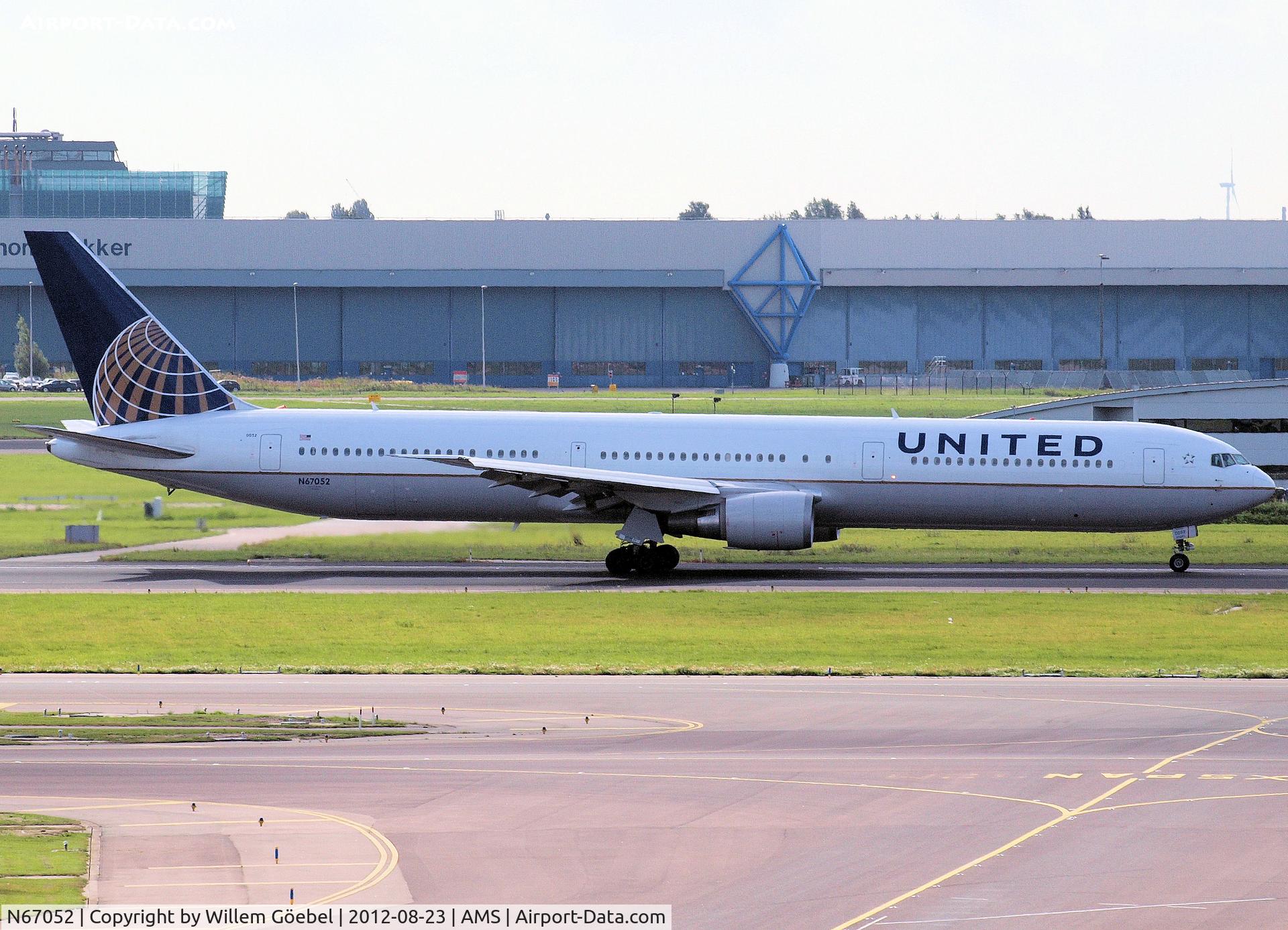 N67052, 2000 Boeing 767-424/ER C/N 29447, Taxi to runway 24 of Schiphol Airport for take off.
