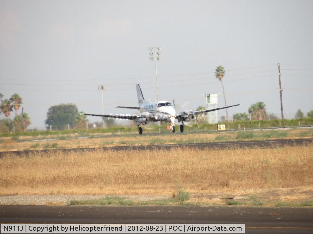 N91TJ, 1978 Beech C90 C/N LJ-744, Take off roll after short break at Norm's Cafe