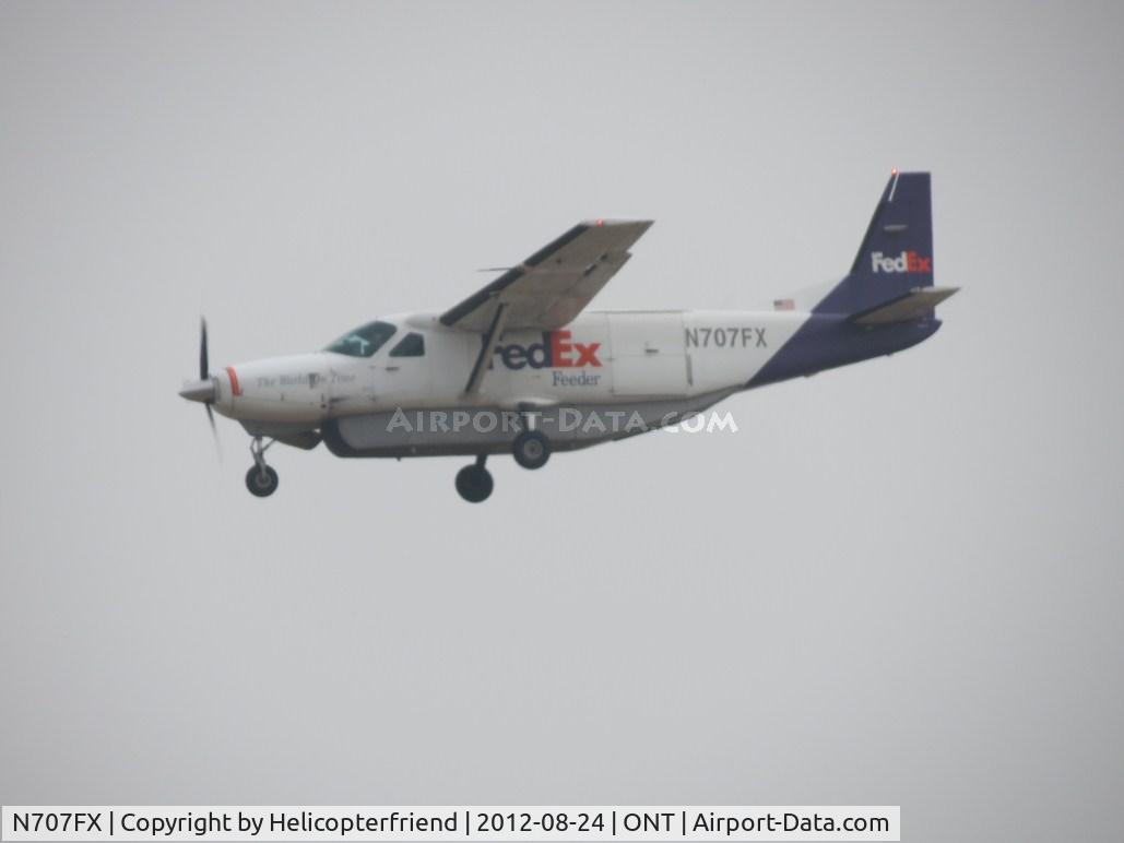 N707FX, 1995 Cessna 208B Grand Caravan C/N 208B0427, approaching the outer fence on final