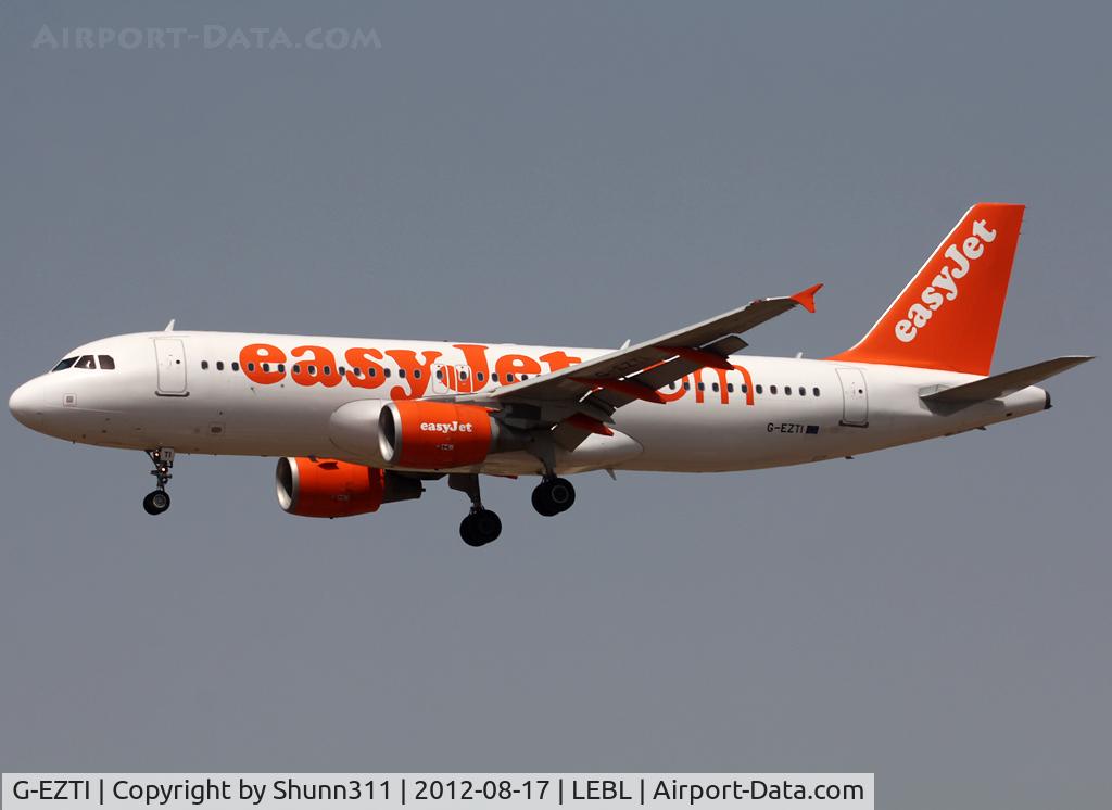 G-EZTI, 2009 Airbus A320-214 C/N 3975, Landing rwy 25R