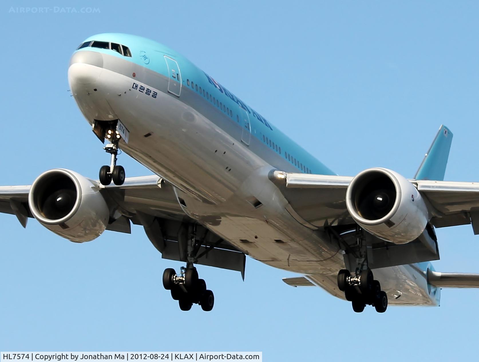 HL7574, 2000 Boeing 777-2B5/ER C/N 28444, Closeup landing 24R
