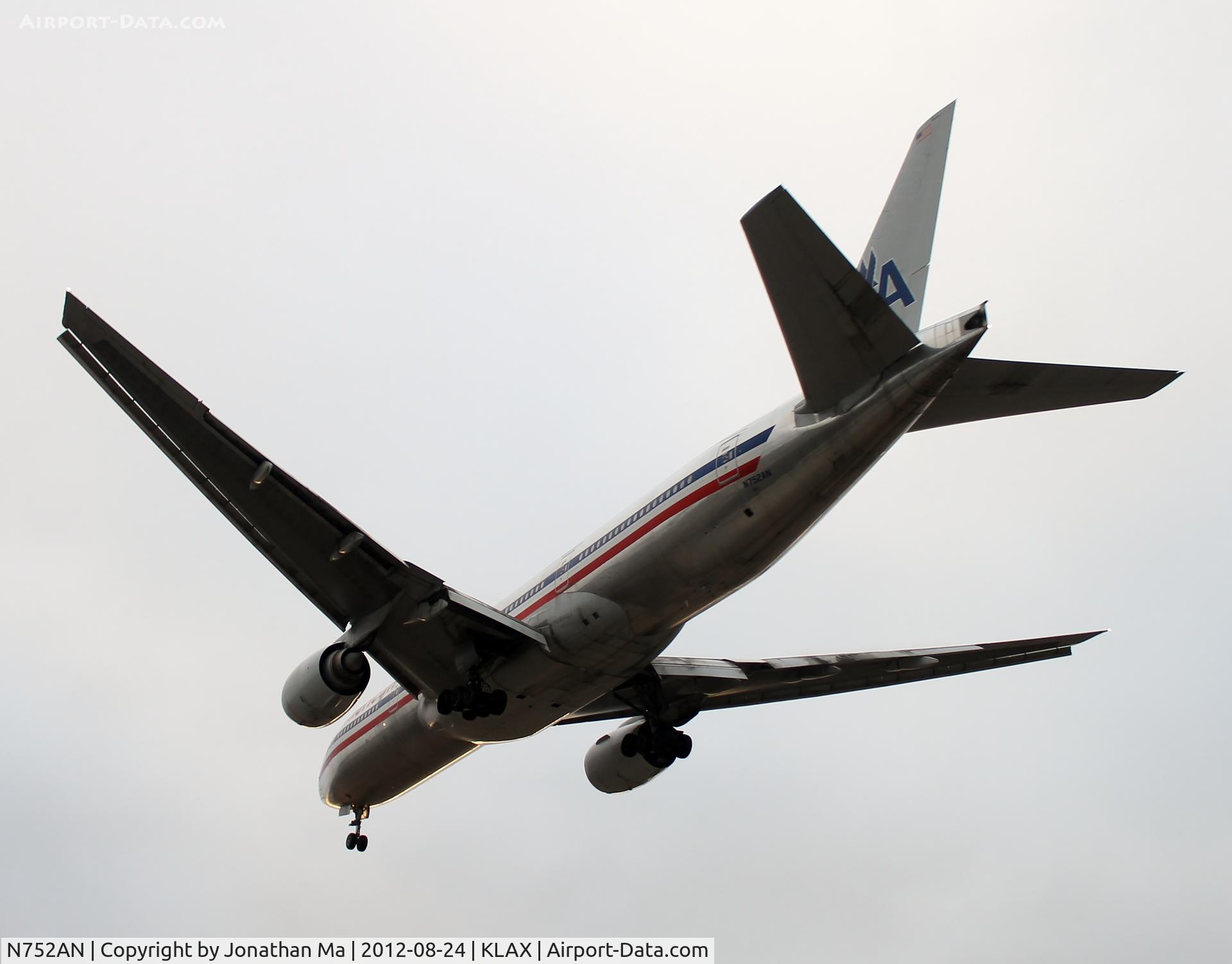 N752AN, 2001 Boeing 777-223 C/N 30260, Landing 24R