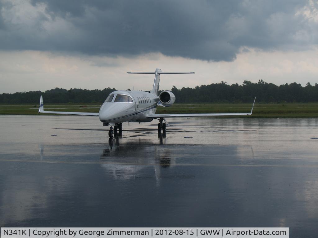 N341K, 2001 Learjet Inc 45 C/N 157, Waiting for passengers