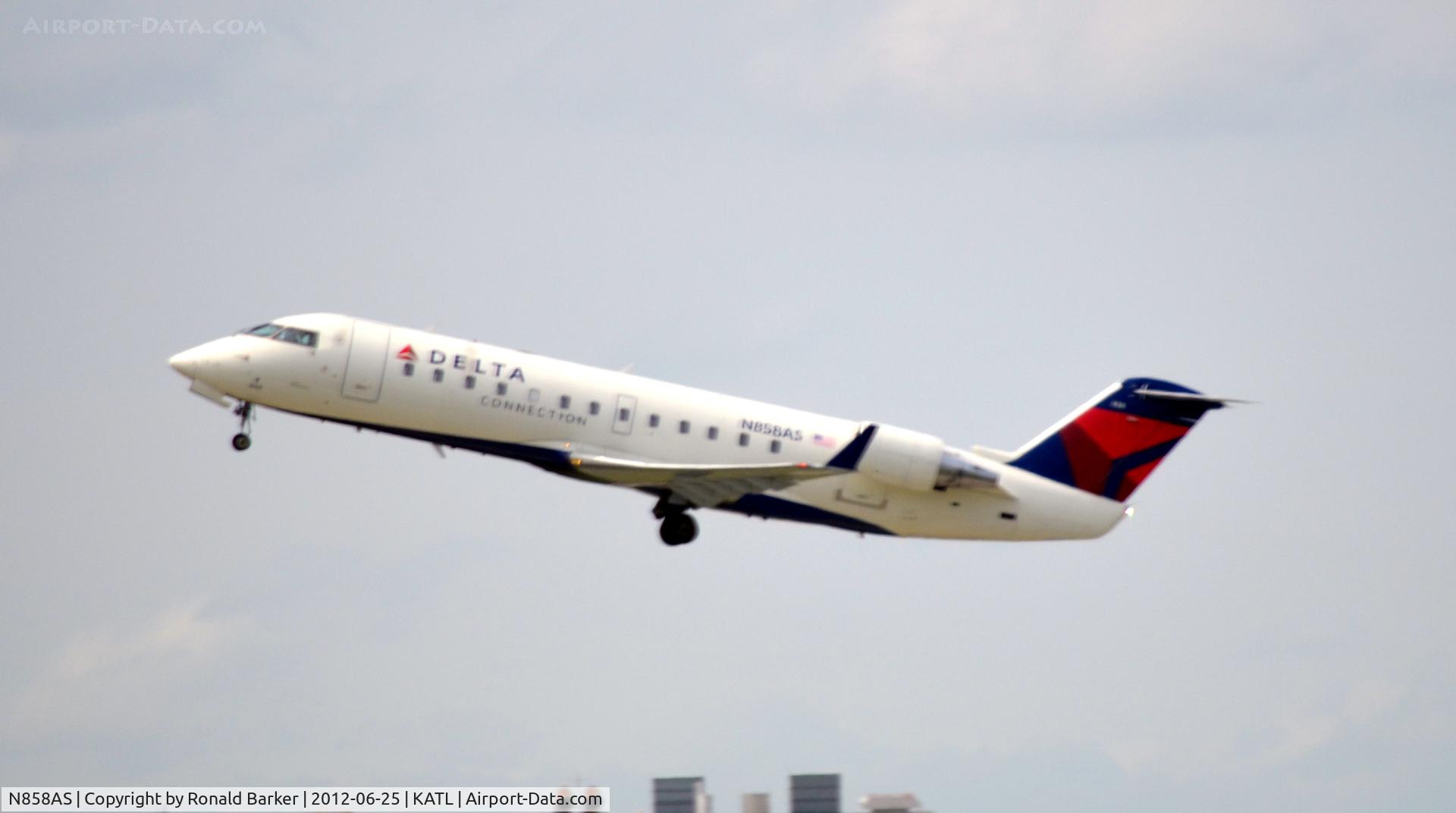 N858AS, 2000 Bombardier CRJ-200ER (CL-600-2B19) C/N 7417, Takeoff ATL