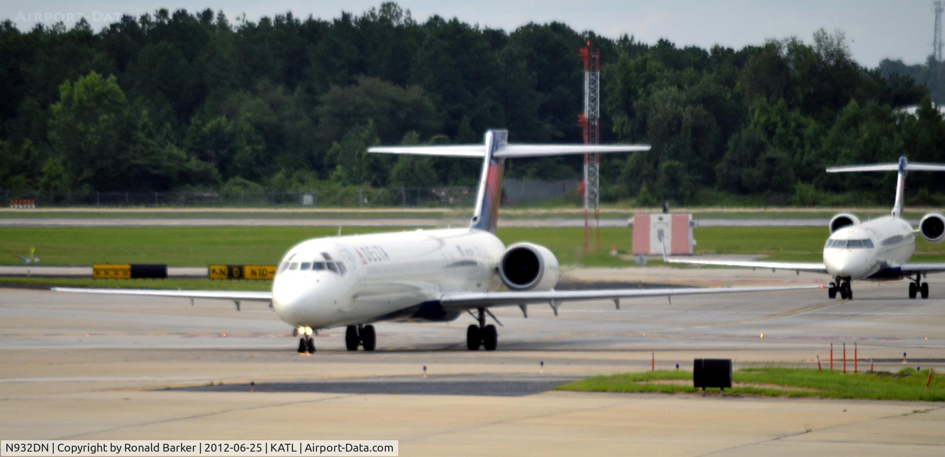 N932DN, 1996 McDonnell Douglas MD-90-30 C/N 53457, Taxi ATL