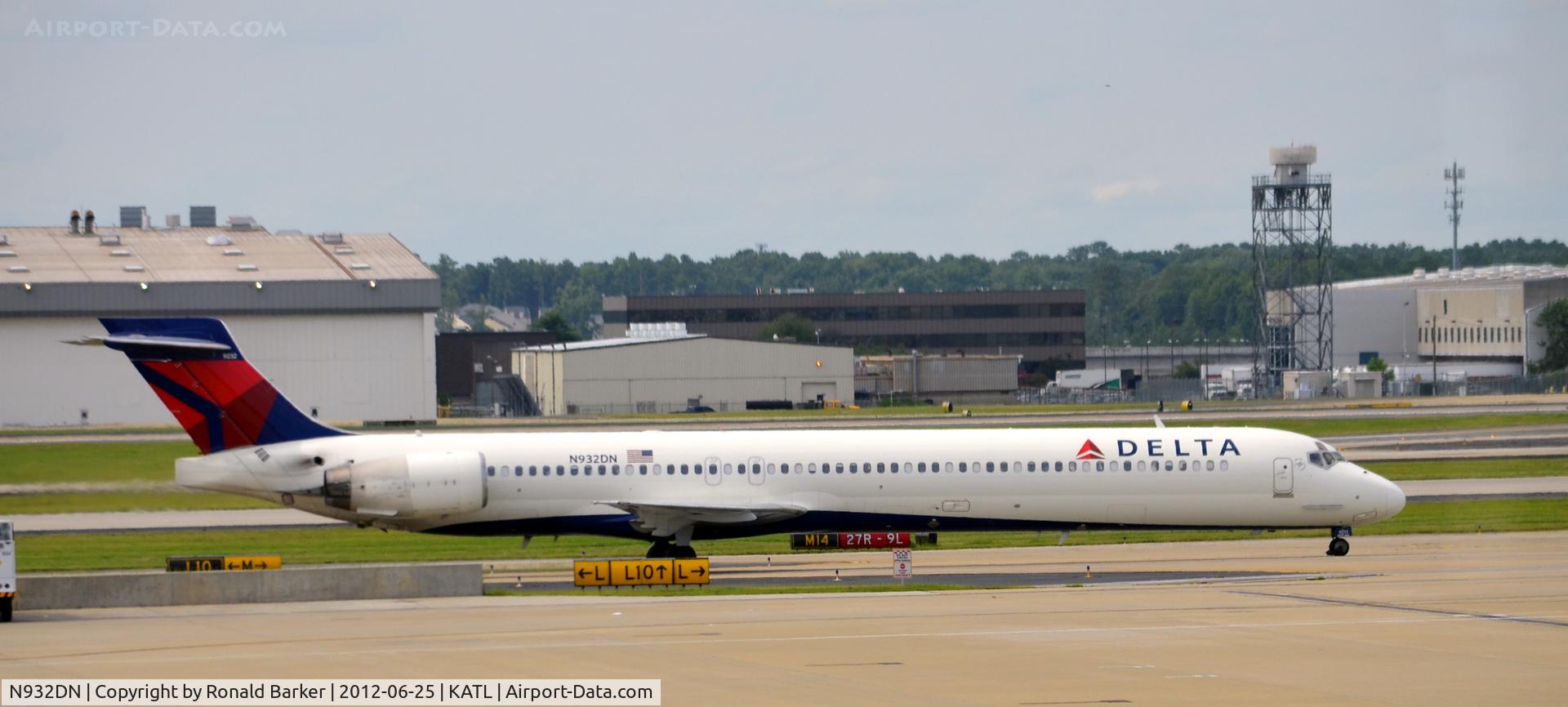 N932DN, 1996 McDonnell Douglas MD-90-30 C/N 53457, Taxi Atl