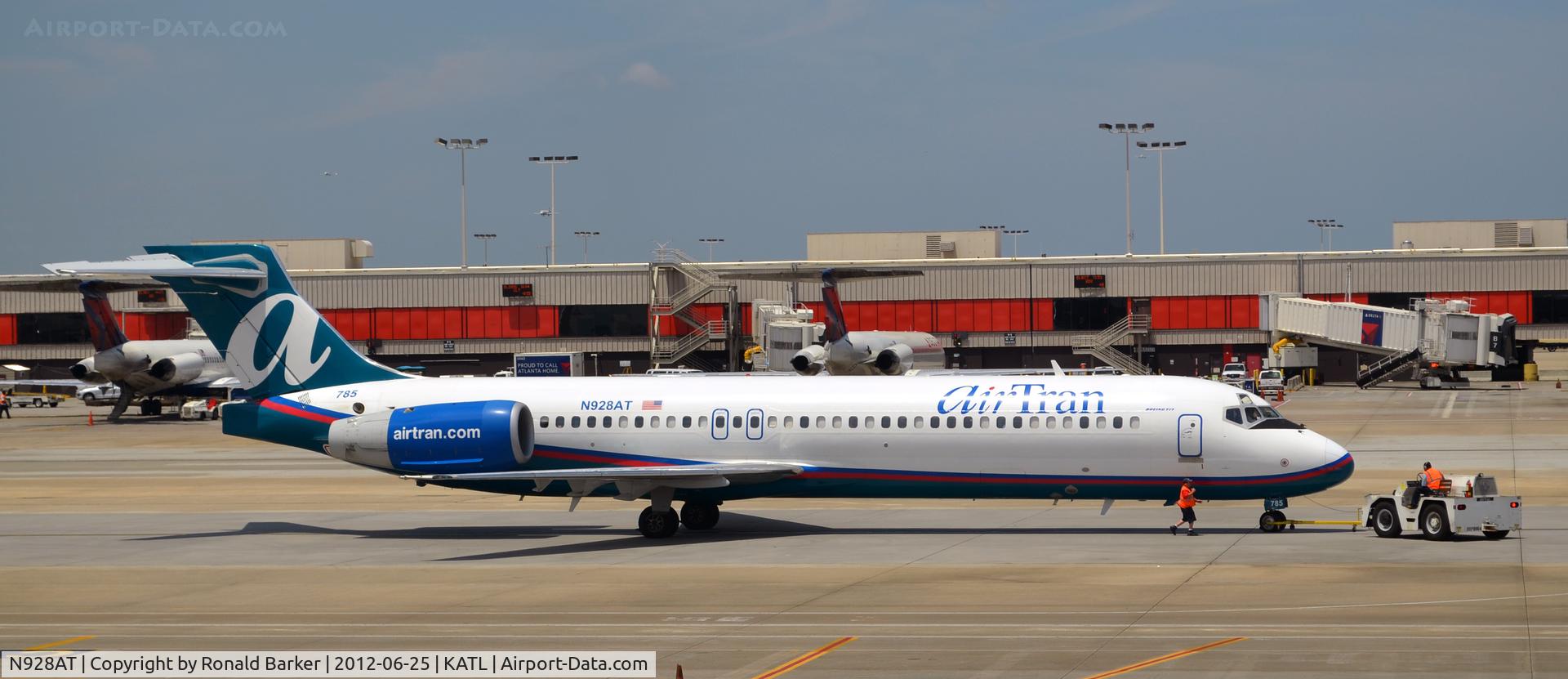 N928AT, 2000 Boeing 717-200 C/N 55076, Taxi ATL
