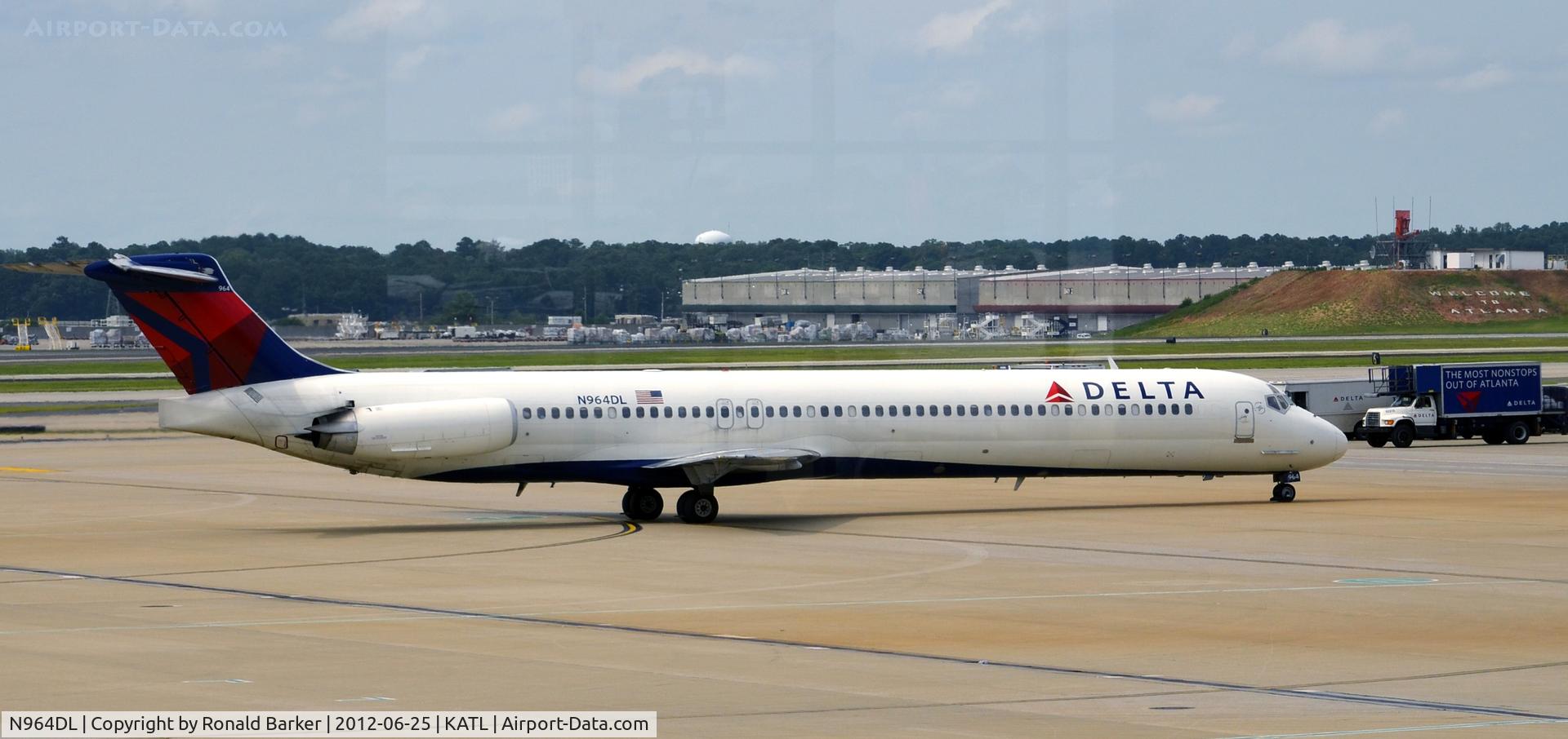 N964DL, 1990 McDonnell Douglas MD-88 C/N 49983, Taxi ATL