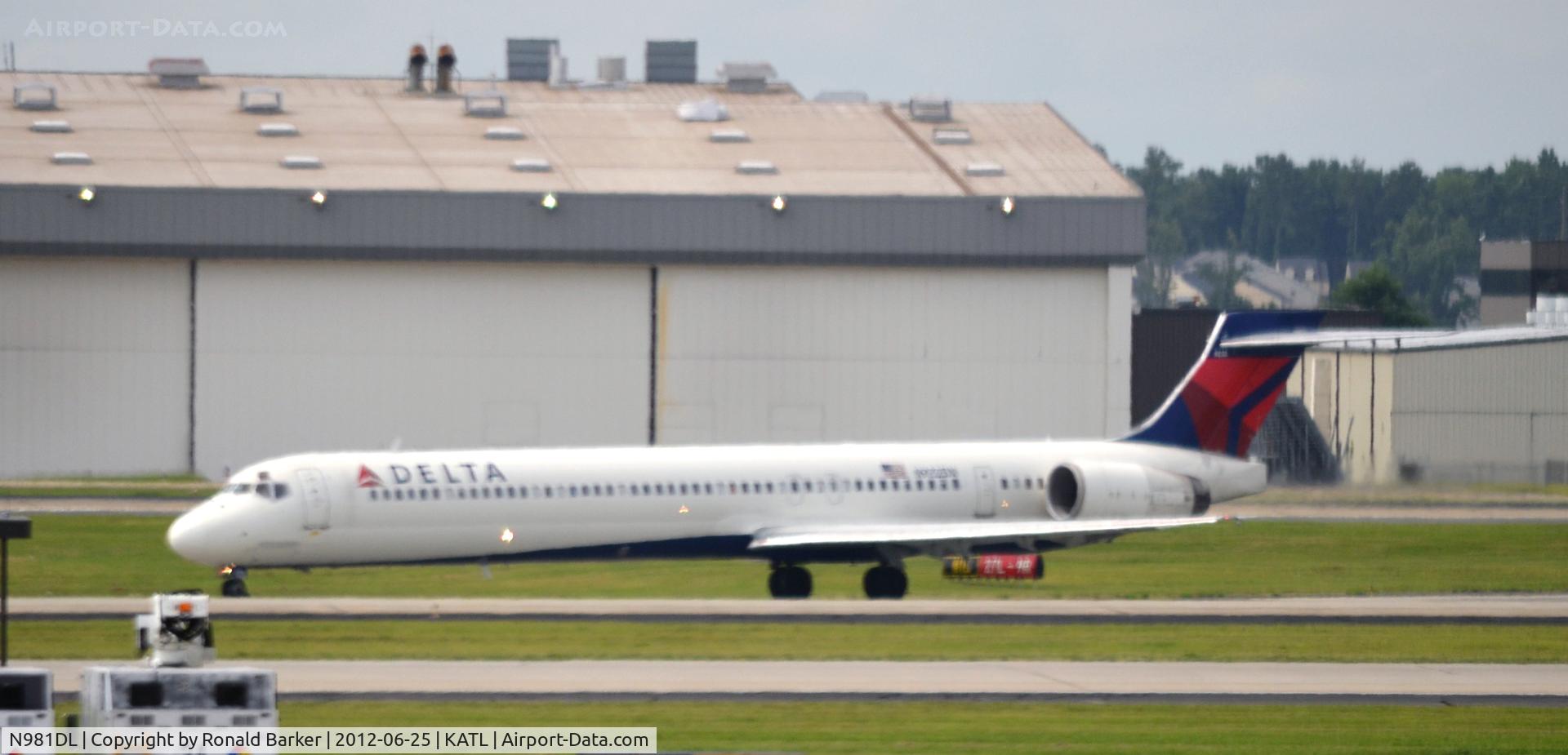 N981DL, 1991 McDonnell Douglas MD-88 C/N 53268, Landing ATL
