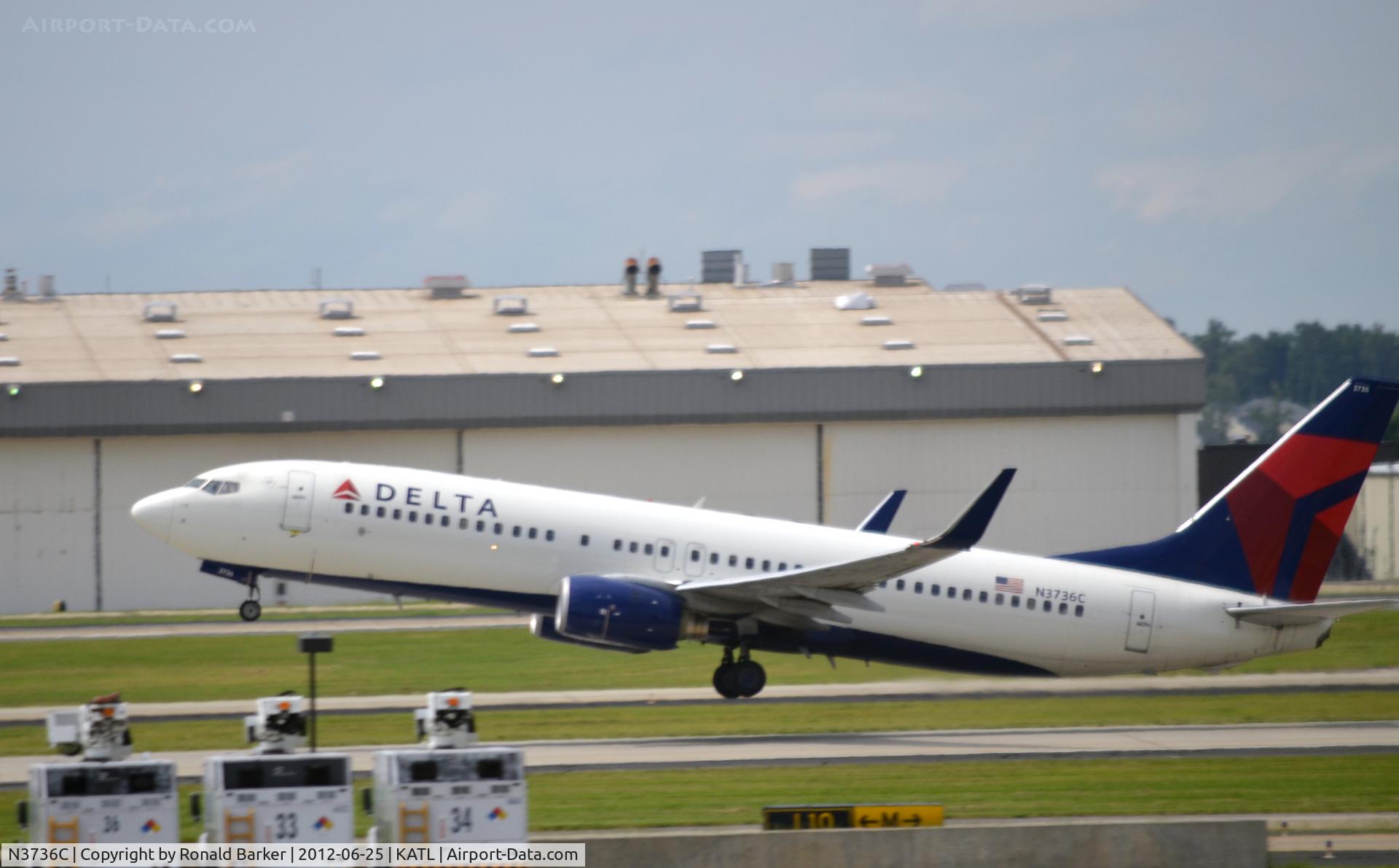 N3736C, 2000 Boeing 737-832 C/N 30540, Takeoff ATL