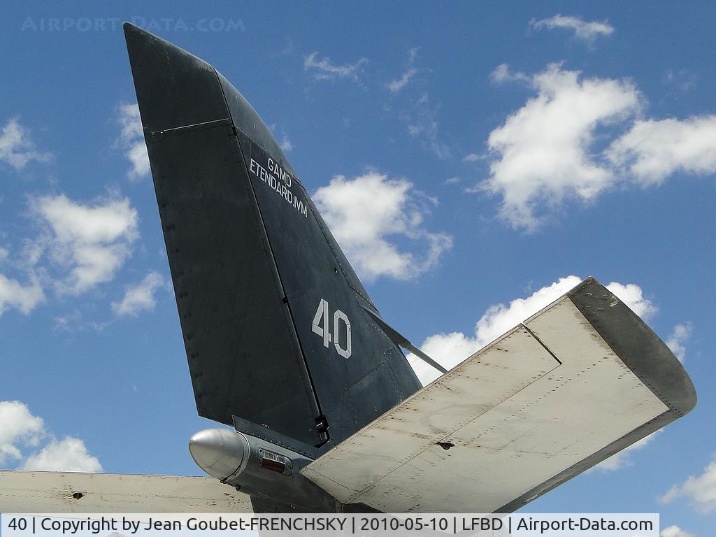 40, Dassault Etendard IV.M C/N 40, L'Etendard IV M que possède le C.A.E.A. est le n° 40. Il a fait son 1er vol le 8 juin 1963. Il a volé successivement au sein des Flottilles 15F, 17F, 11F et 59S.