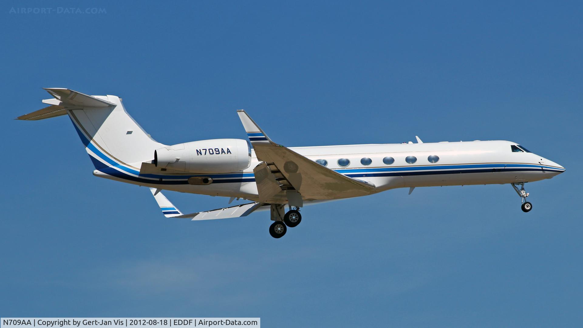 N709AA, 2001 Gulfstream Aerospace G-V C/N 635, About to land 07R