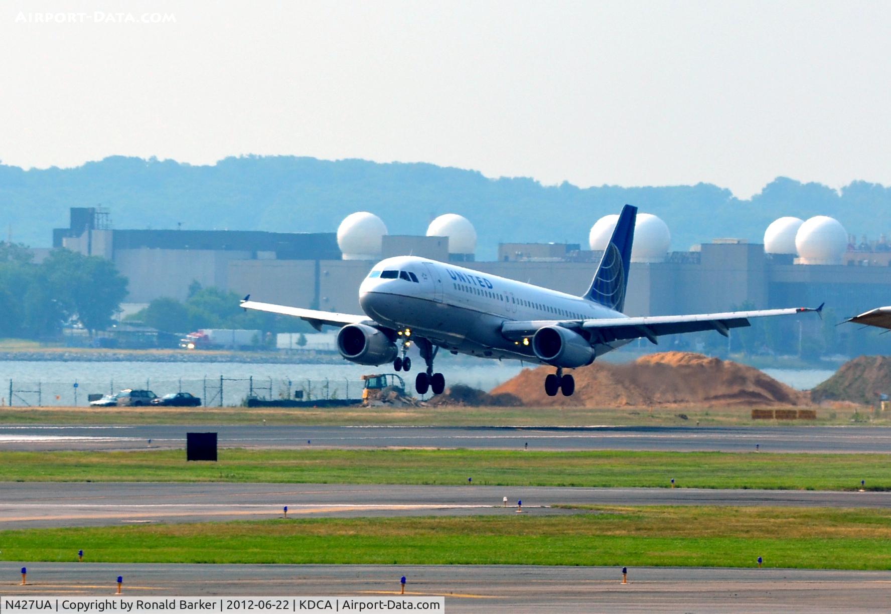 N427UA, 1995 Airbus A320-232 C/N 512, Landing DCA