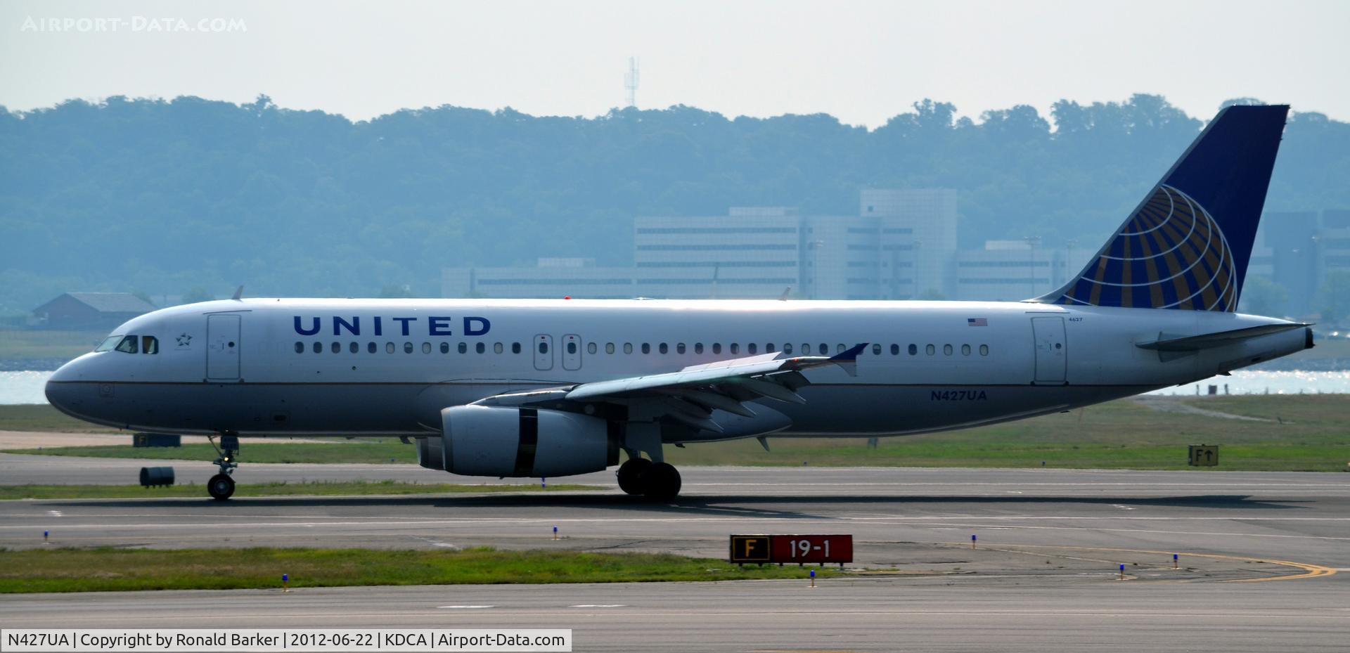 N427UA, 1995 Airbus A320-232 C/N 512, Landing roll DCA