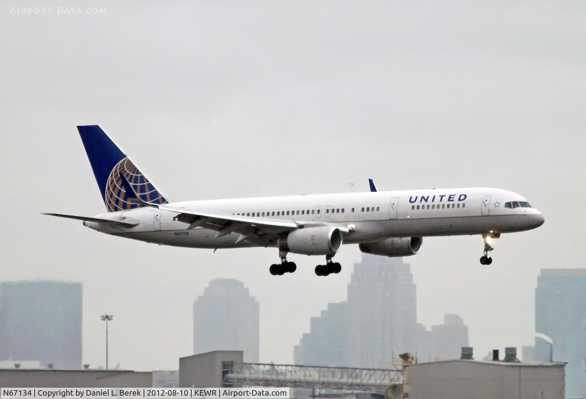 N67134, 1999 Boeing 757-224 C/N 29283, A United Boeing 757 fights strong crosswinds on a stormy day as it approaches EWR's runway 29.