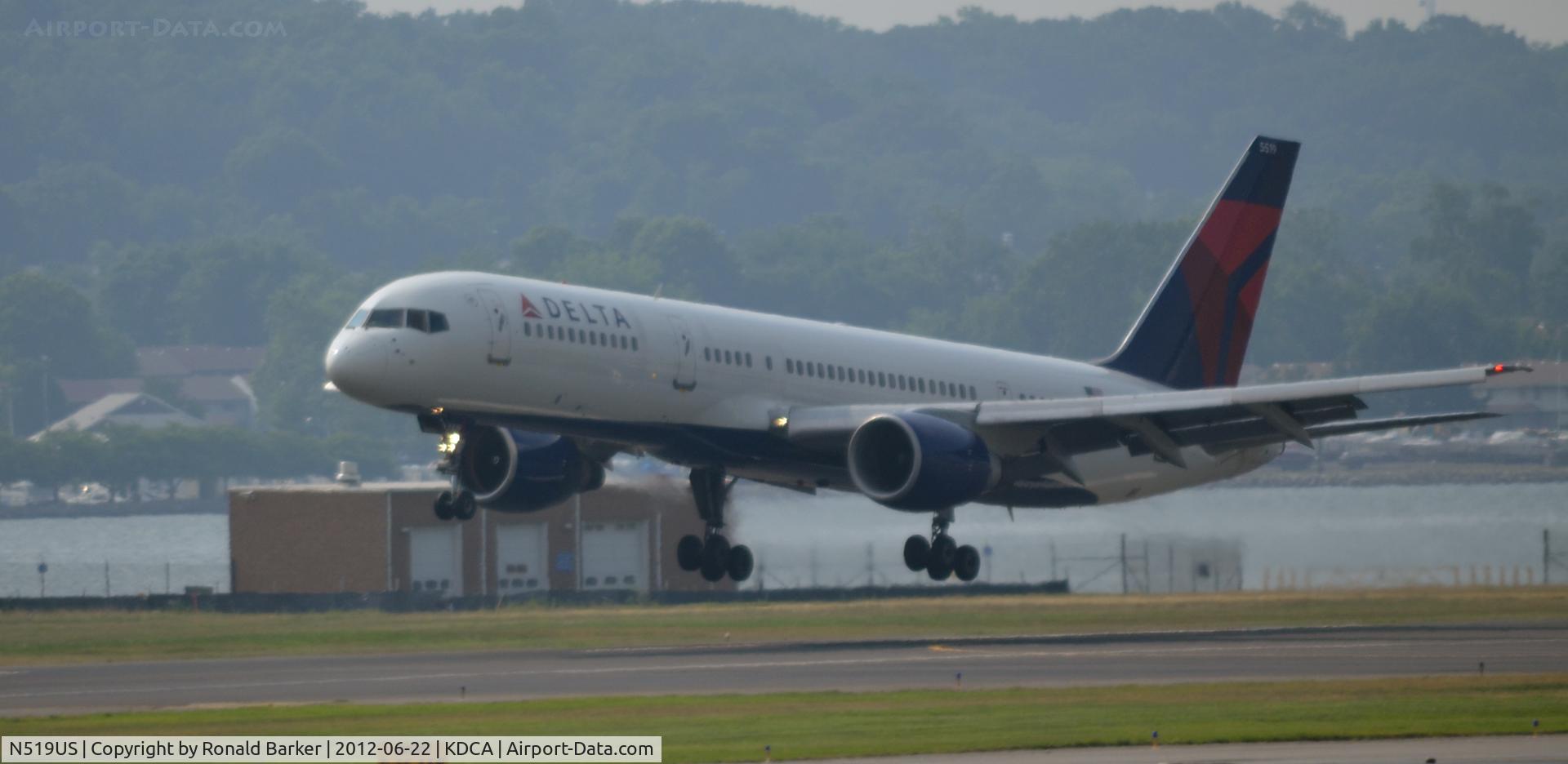 N519US, 1986 Boeing 757-251 C/N 23207, Landing DCA