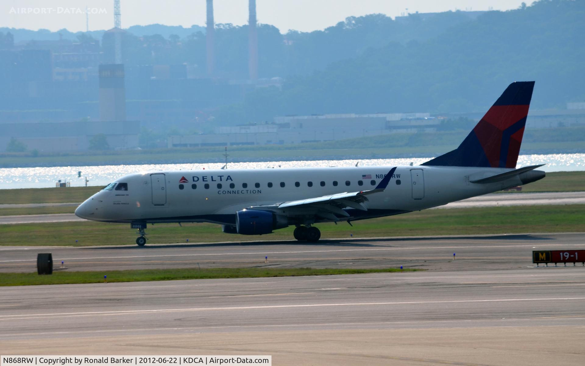 N868RW, 2006 Embraer 170SU (ERJ-170-100SU) C/N 17000131, Landing DCA, VA
