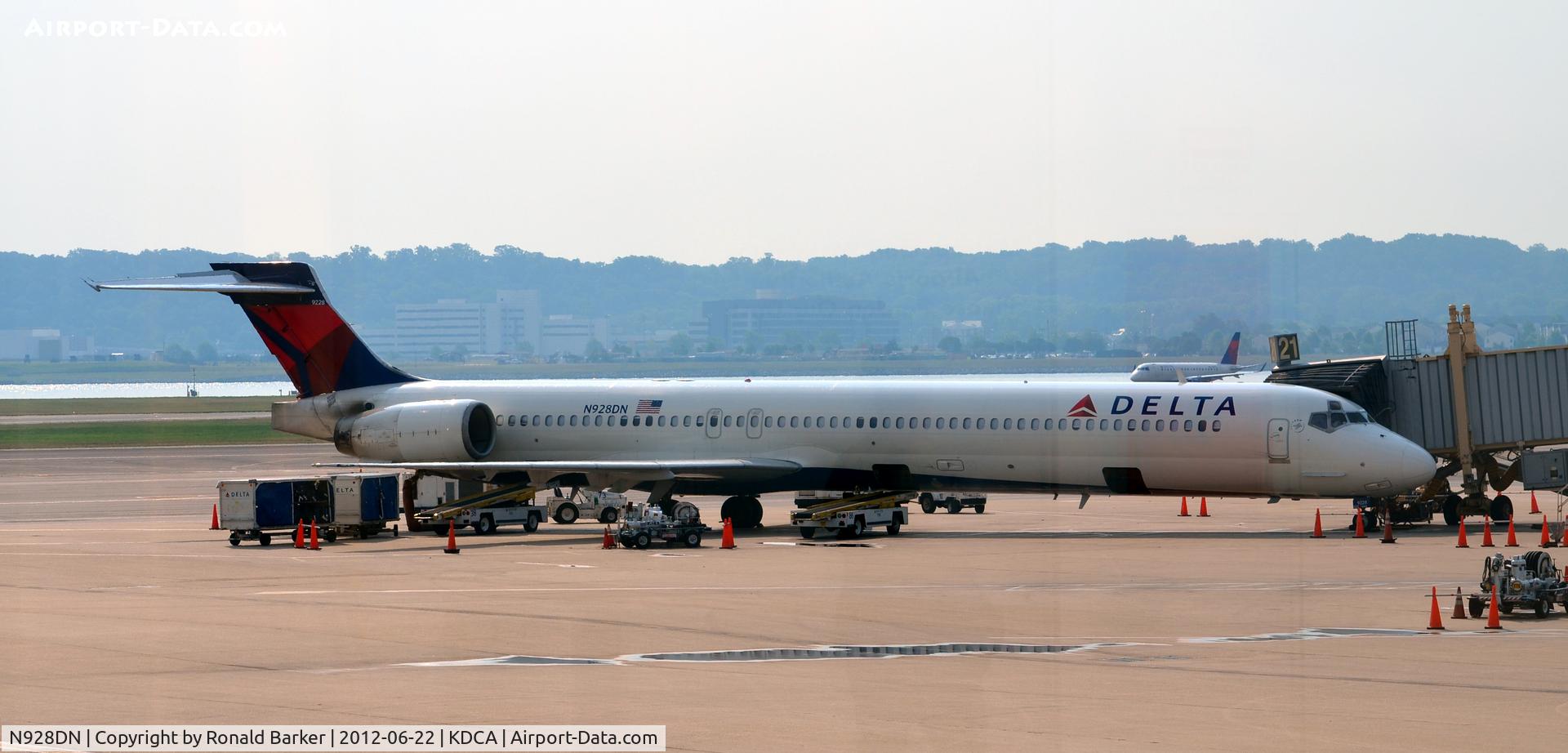 N928DN, 1999 McDonnell Douglas MD-90-30 C/N 53590, DCA, VA