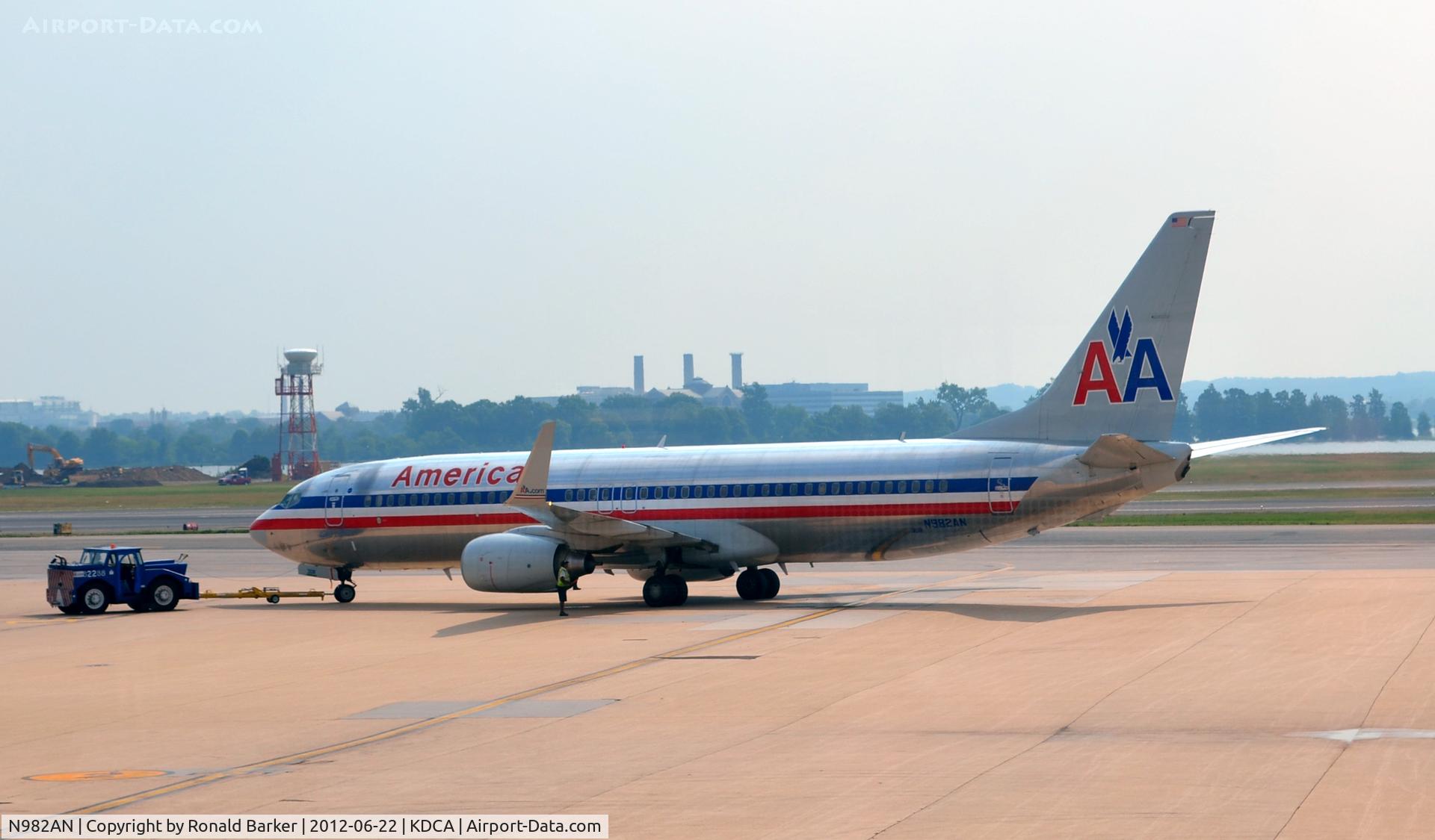 N982AN, 2009 Boeing 737-823 C/N 31067, Push back DCA