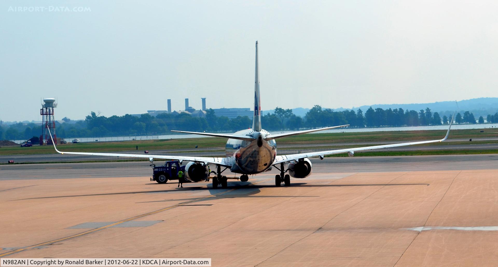N982AN, 2009 Boeing 737-823 C/N 31067, DCA, VA