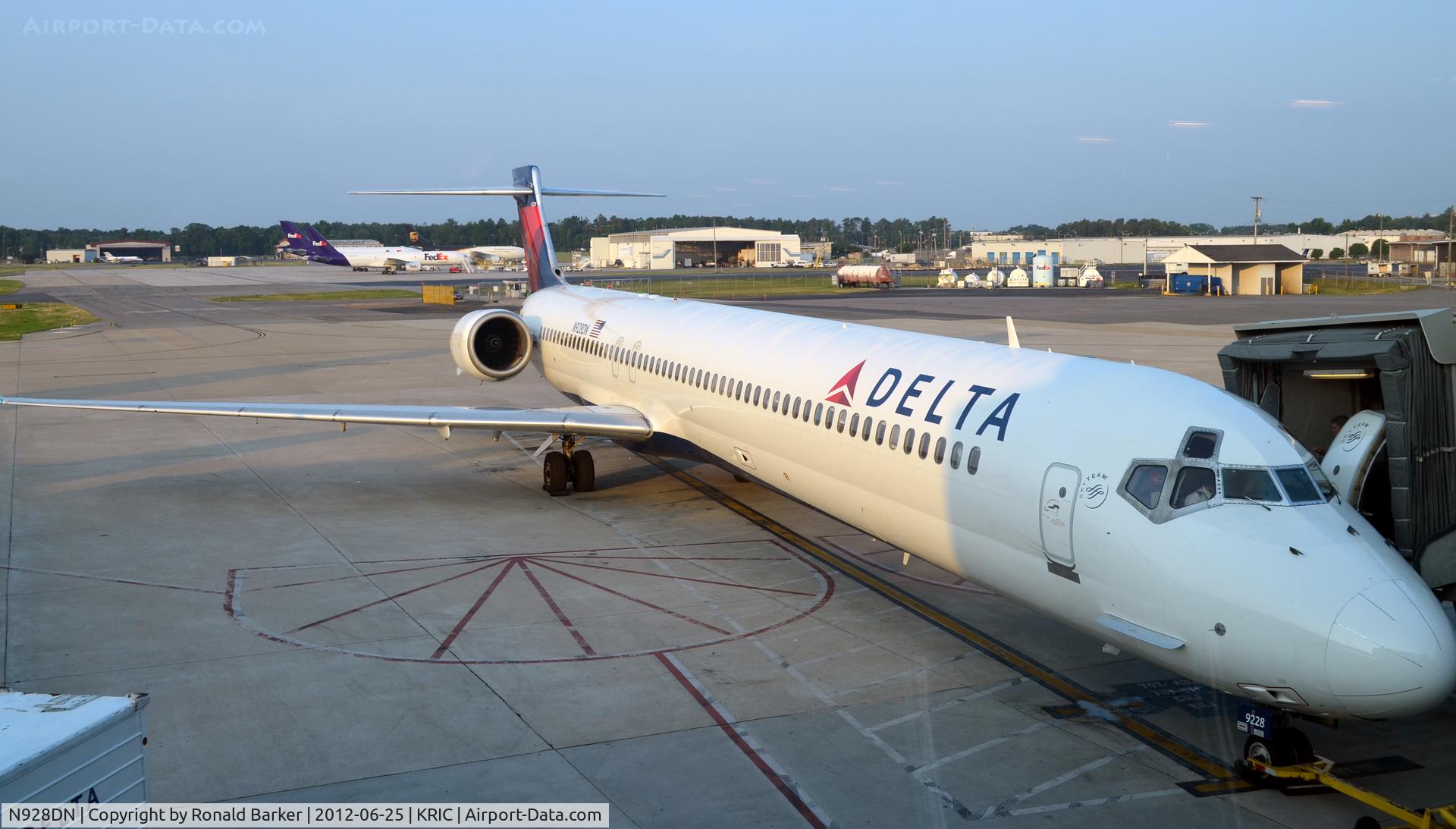 N928DN, 1999 McDonnell Douglas MD-90-30 C/N 53590, RIC, VA