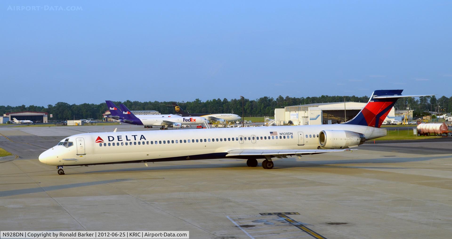 N928DN, 1999 McDonnell Douglas MD-90-30 C/N 53590, Taxi RIC