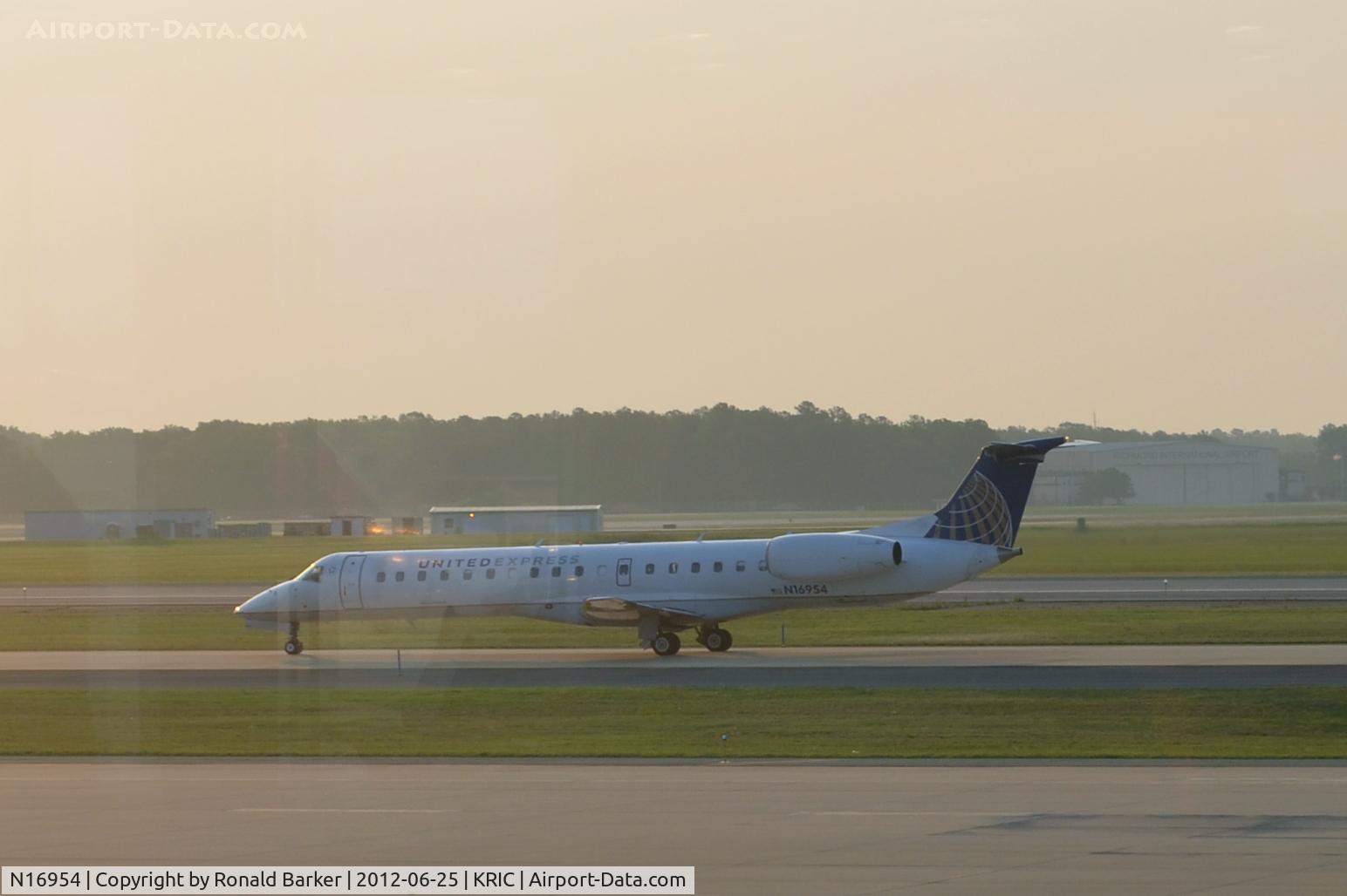 N16954, 1998 Embraer ERJ-145LR (EMB-145LR) C/N 145072, Taxi RIC