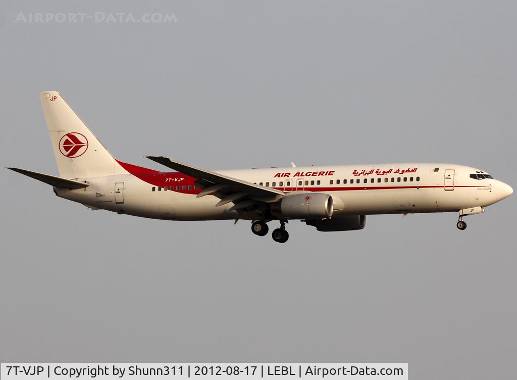 7T-VJP, 2001 Boeing 737-8D6 C/N 30208, Landing rwy 25R in new c/s