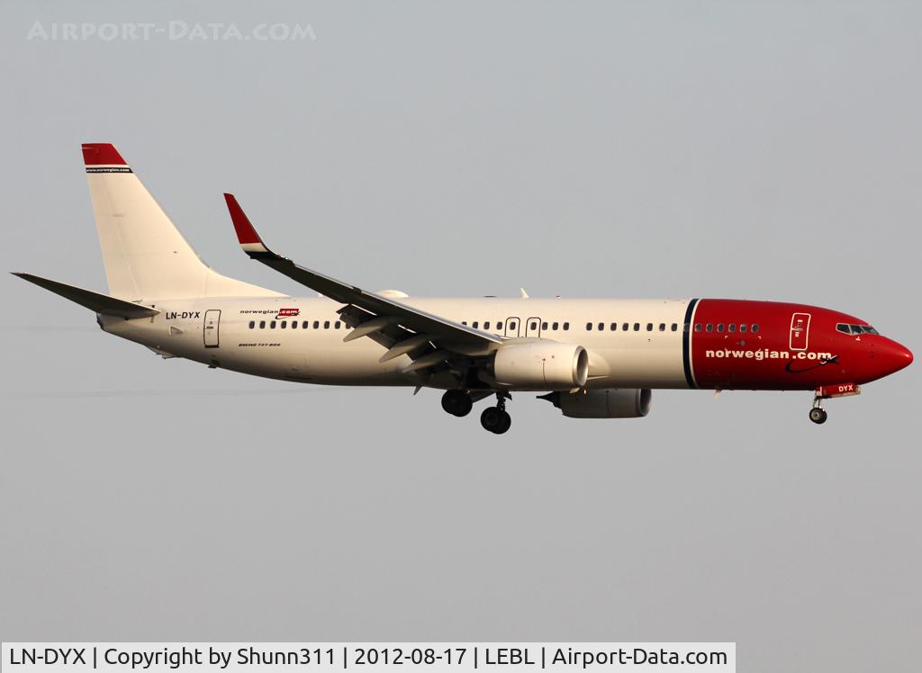 LN-DYX, 2012 Boeing 737-8JP C/N 39011, Landing rwy 25R with white tail...