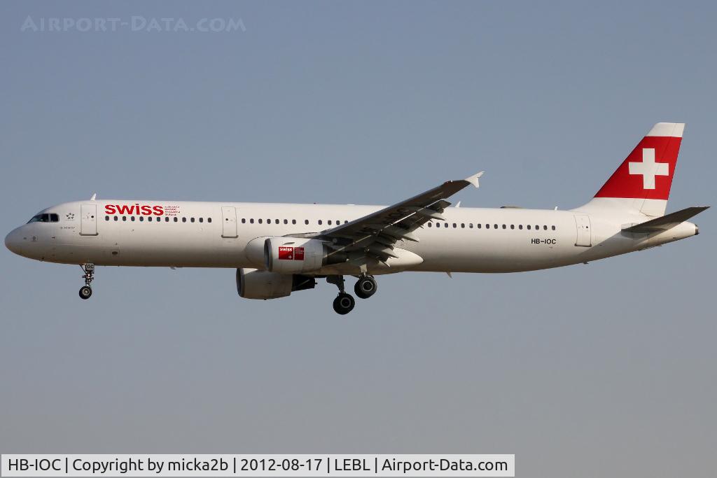 HB-IOC, 1995 Airbus A321-111 C/N 520, Landing in 25R. Scrapped in July 2023