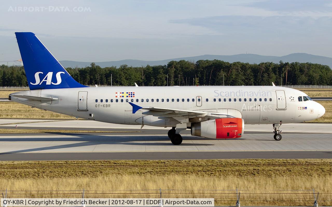 OY-KBR, 2007 Airbus A319-132 C/N 3231, taxying to the gate