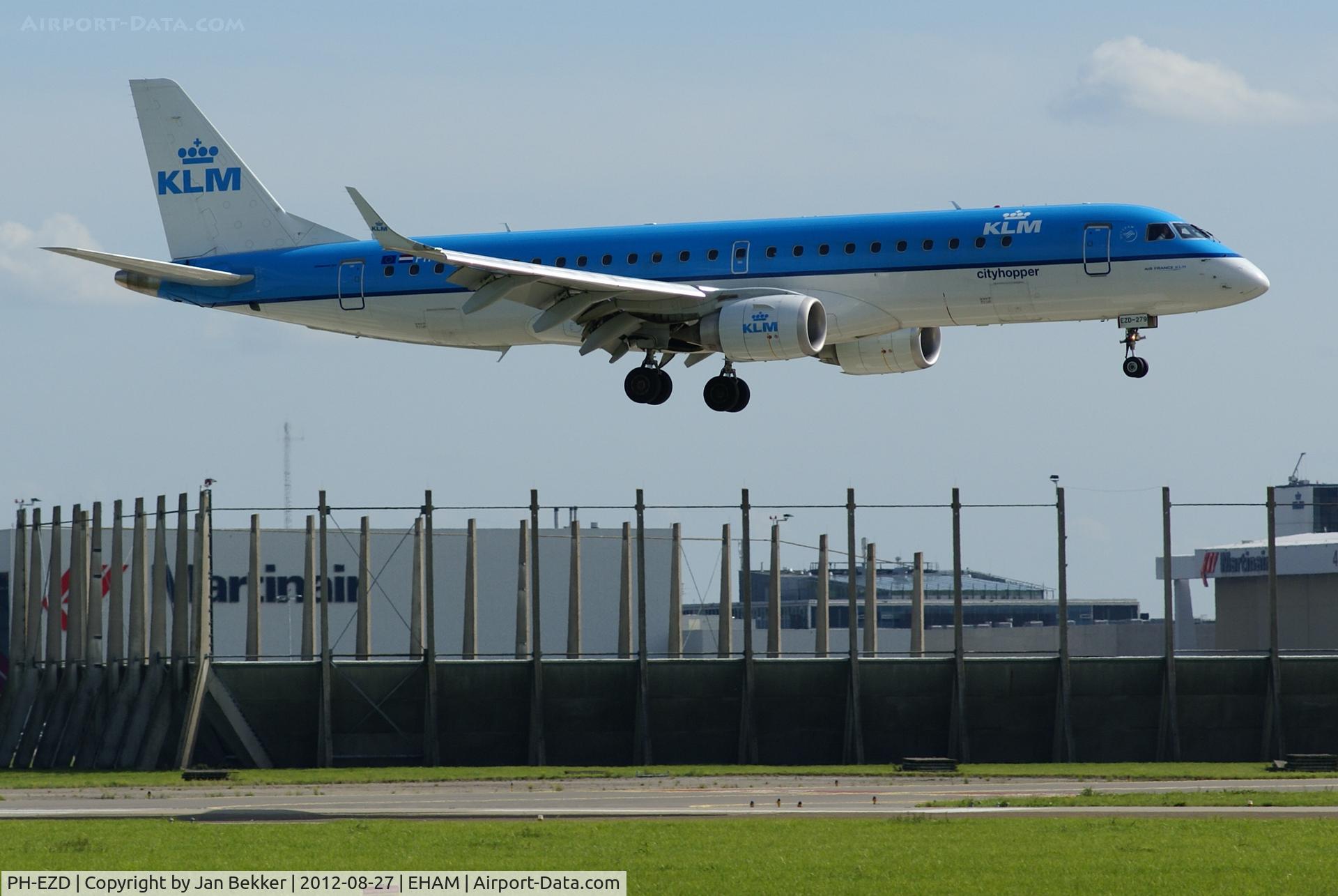 PH-EZD, 2009 Embraer 190LR (ERJ-190-100LR) C/N 19000279, Just before landing on the Buitenveldertbaan at Schiphol.