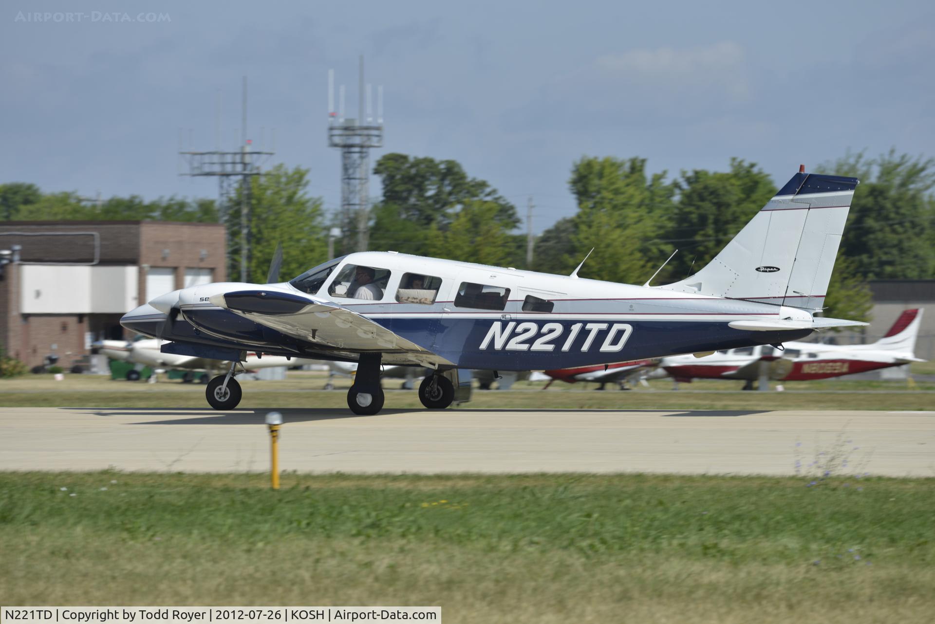 N221TD, 1978 Piper PA-34-200T Seneca II C/N 34-7870179, Departing Airventure on runway 27