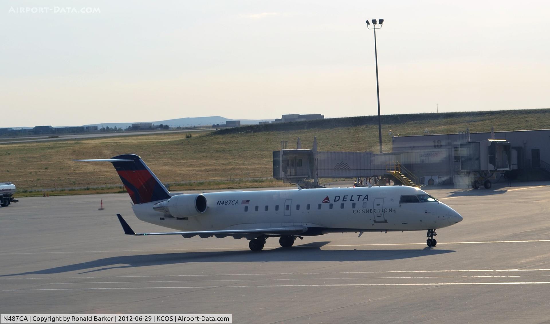 N487CA, 2002 Bombardier CRJ-200ER (CL-600-2B19) C/N 7729, Taxi the Springs