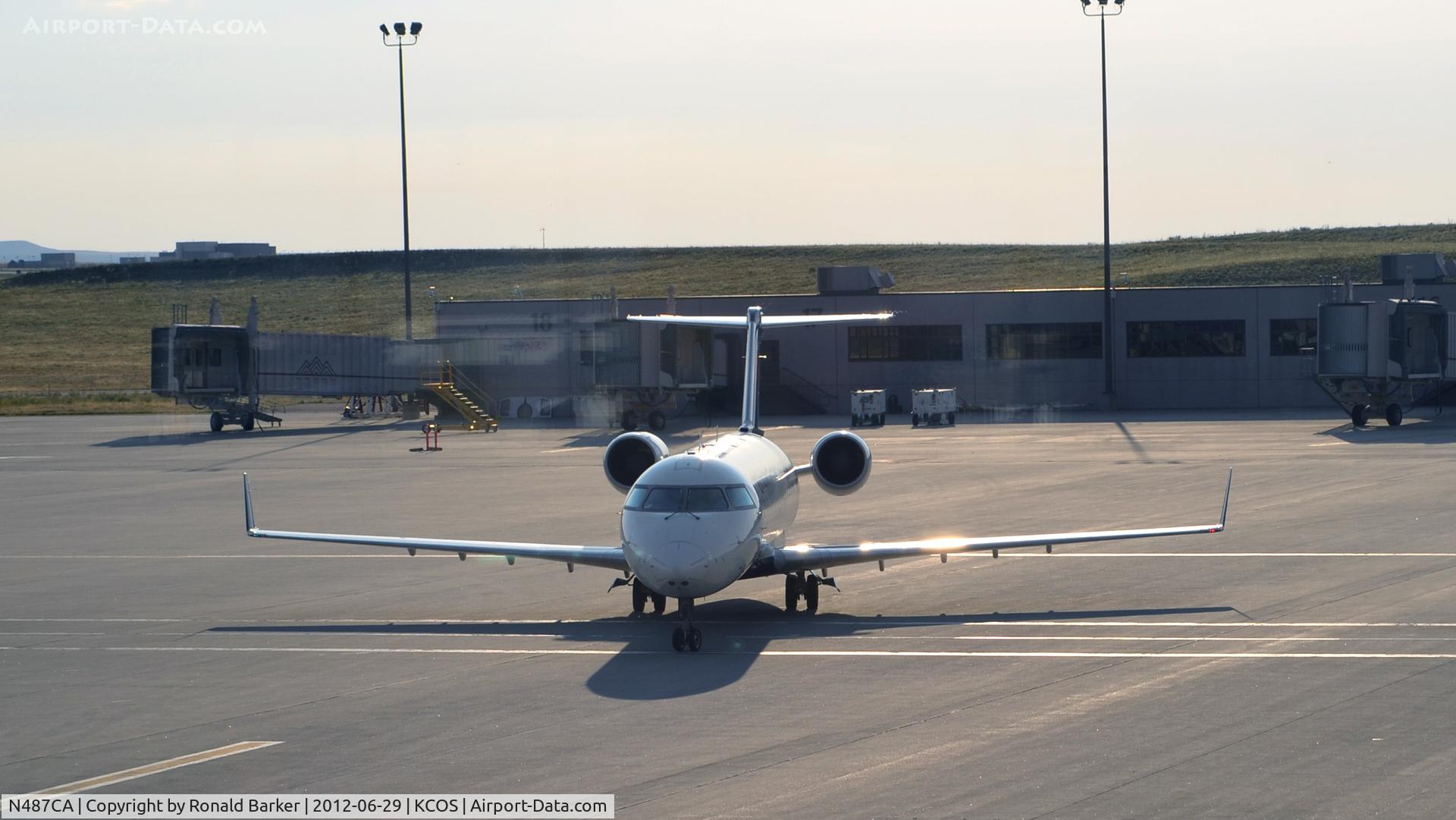 N487CA, 2002 Bombardier CRJ-200ER (CL-600-2B19) C/N 7729, Taxi COS