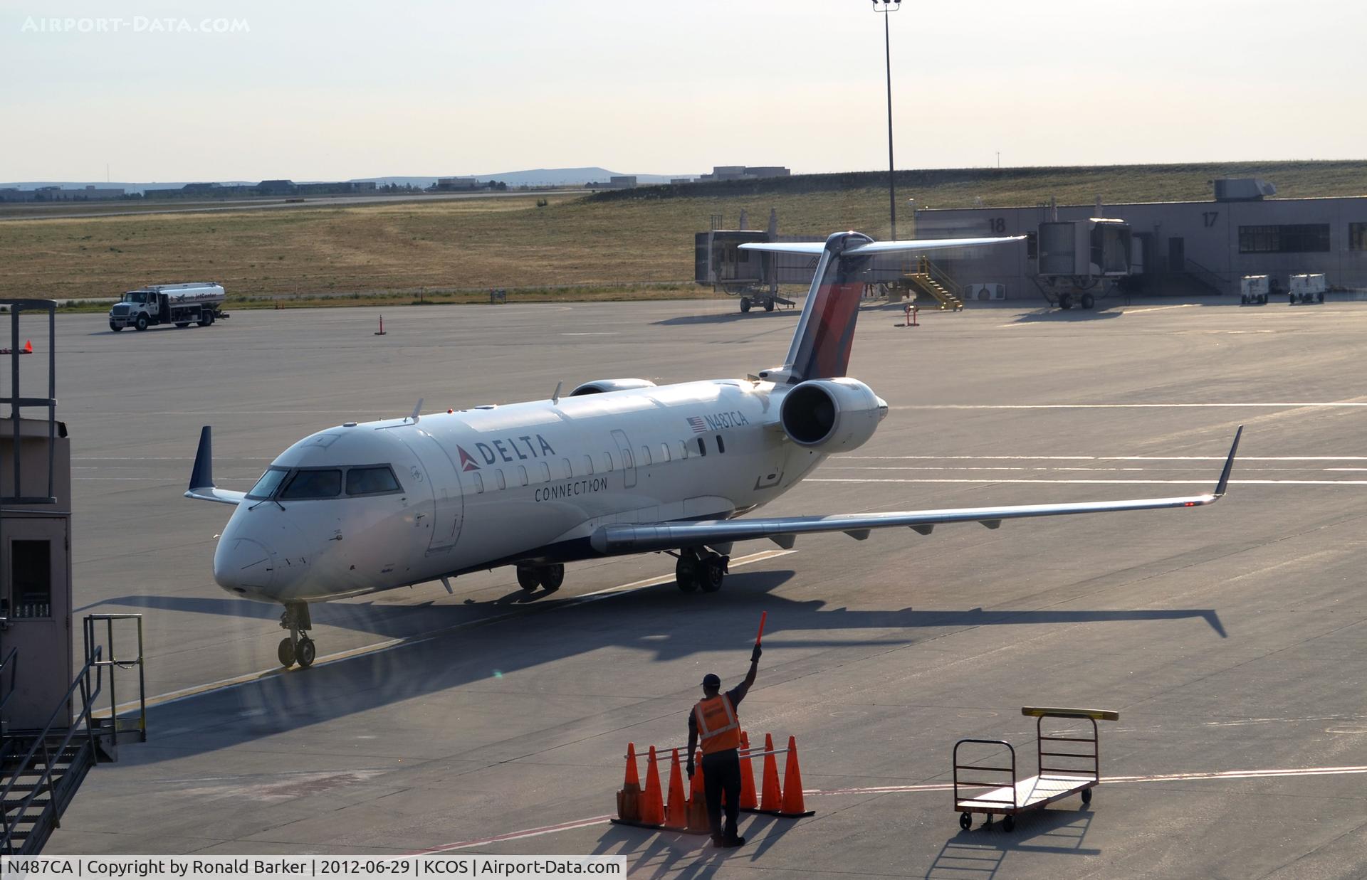N487CA, 2002 Bombardier CRJ-200ER (CL-600-2B19) C/N 7729, Taxi COS