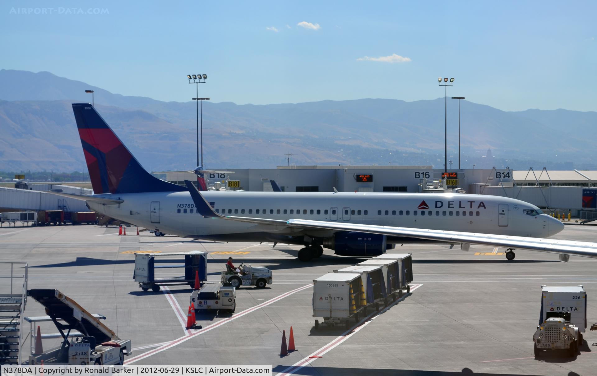 N378DA, 1999 Boeing 737-832 C/N 30265, Taxi SLC