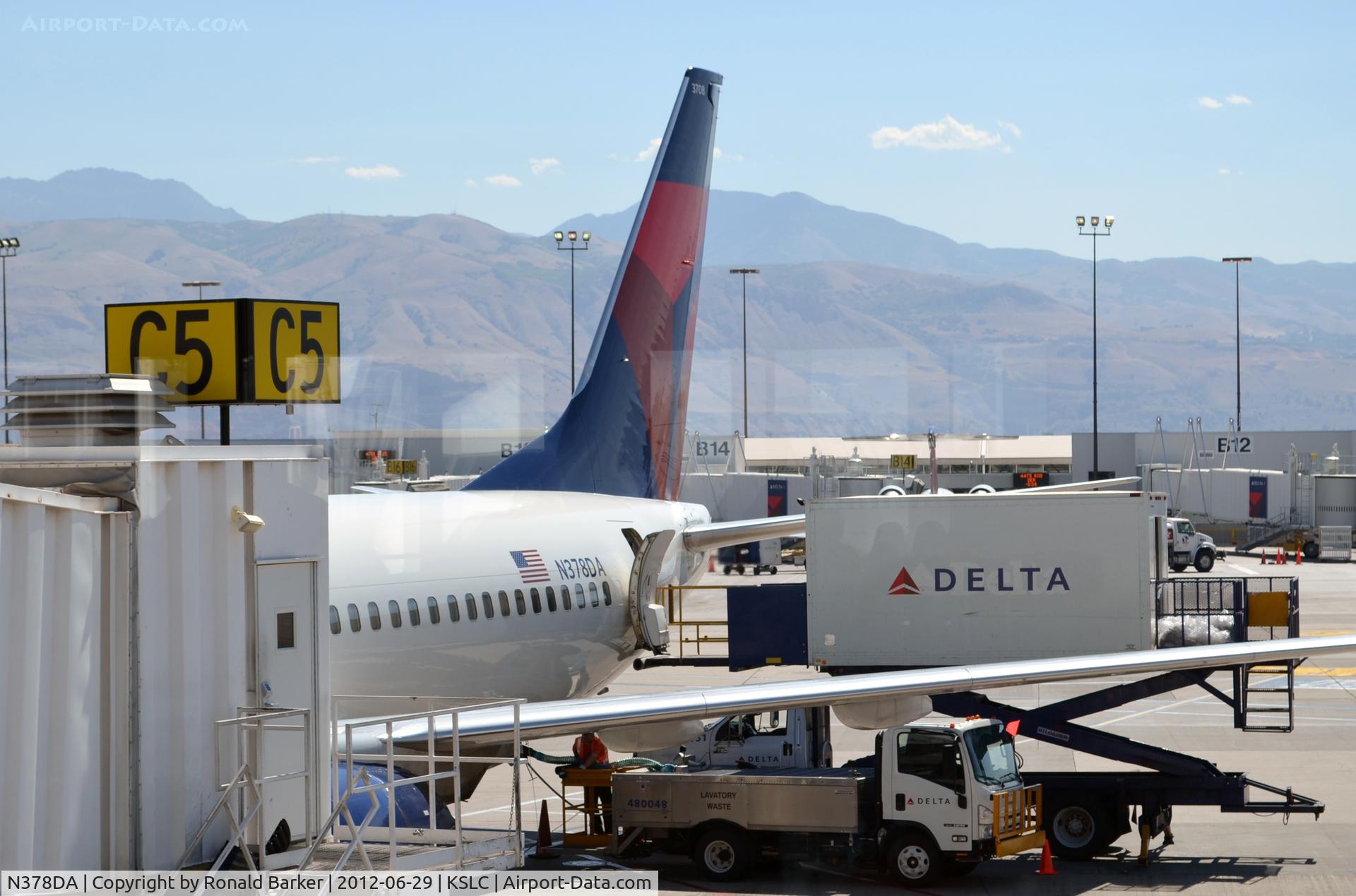 N378DA, 1999 Boeing 737-832 C/N 30265, Taxi SLC