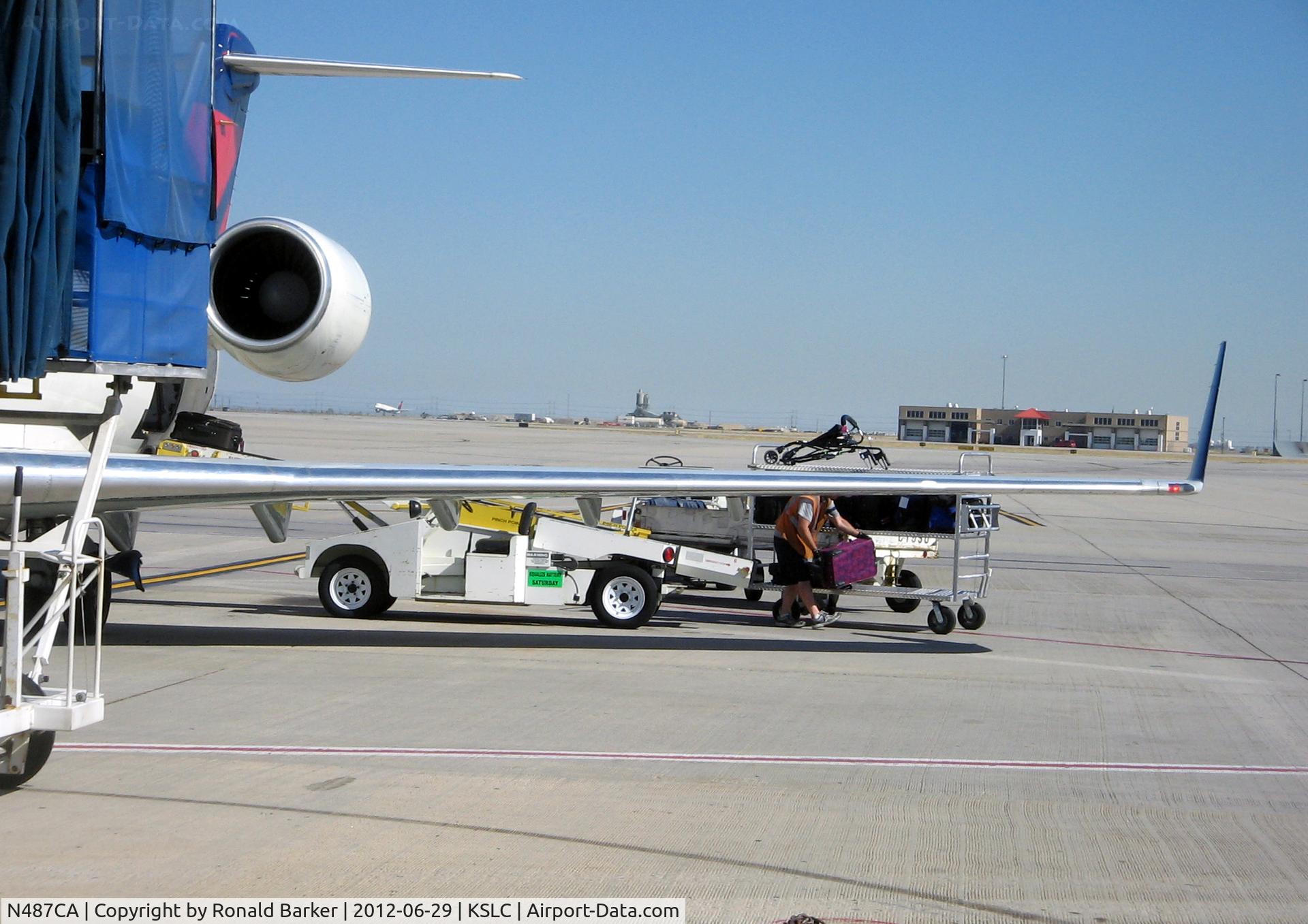 N487CA, 2002 Bombardier CRJ-200ER (CL-600-2B19) C/N 7729, Unloading baggage SLC, UT