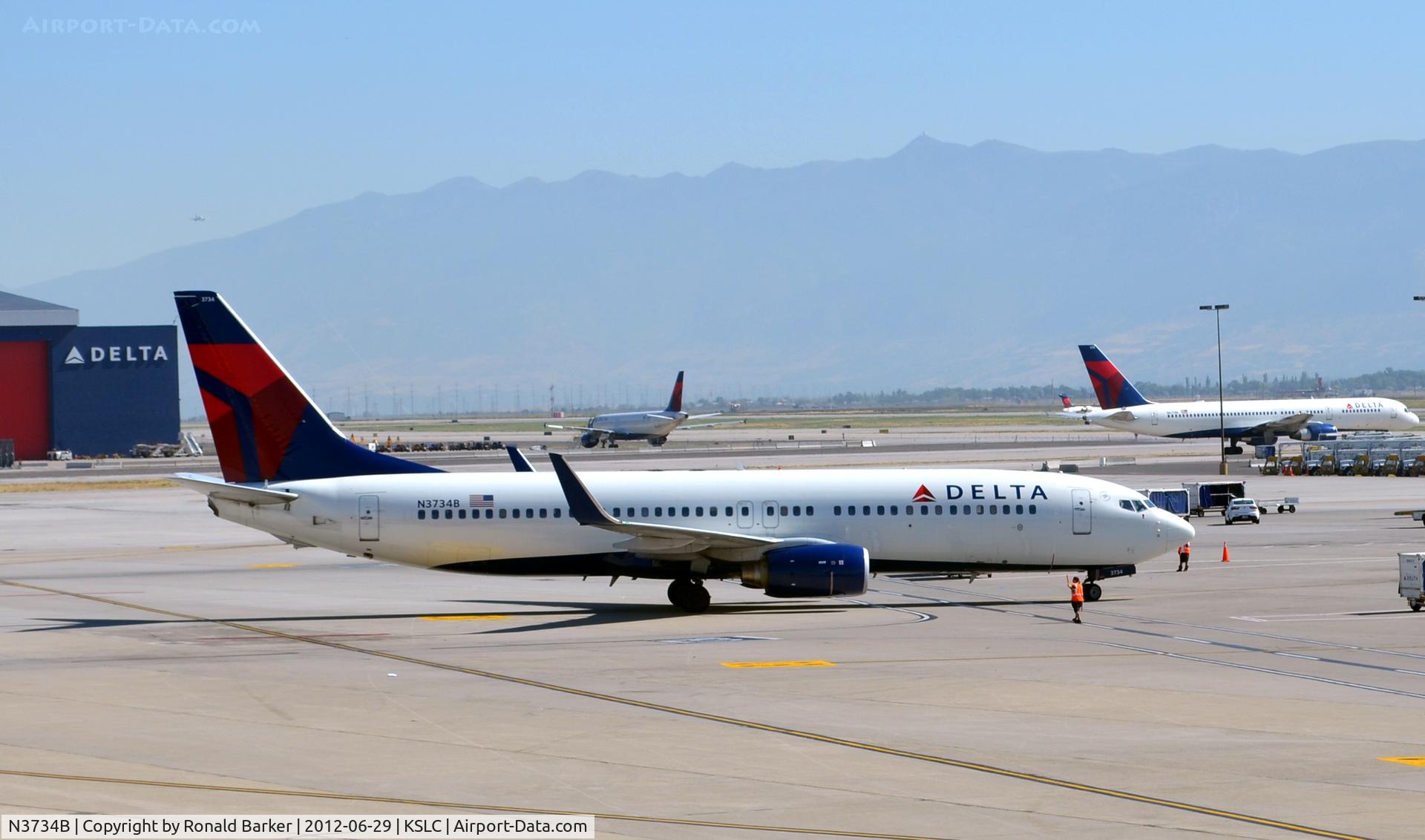 N3734B, 2000 Boeing 737-832 C/N 30776, Taxi SLC